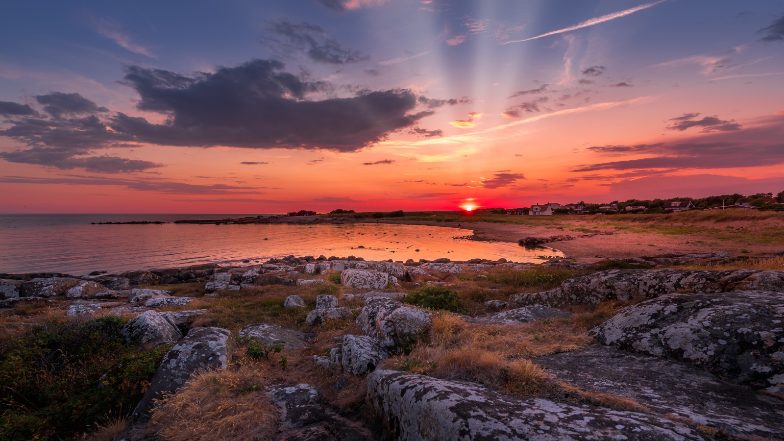 Лучи солнца на закате в небе над морем