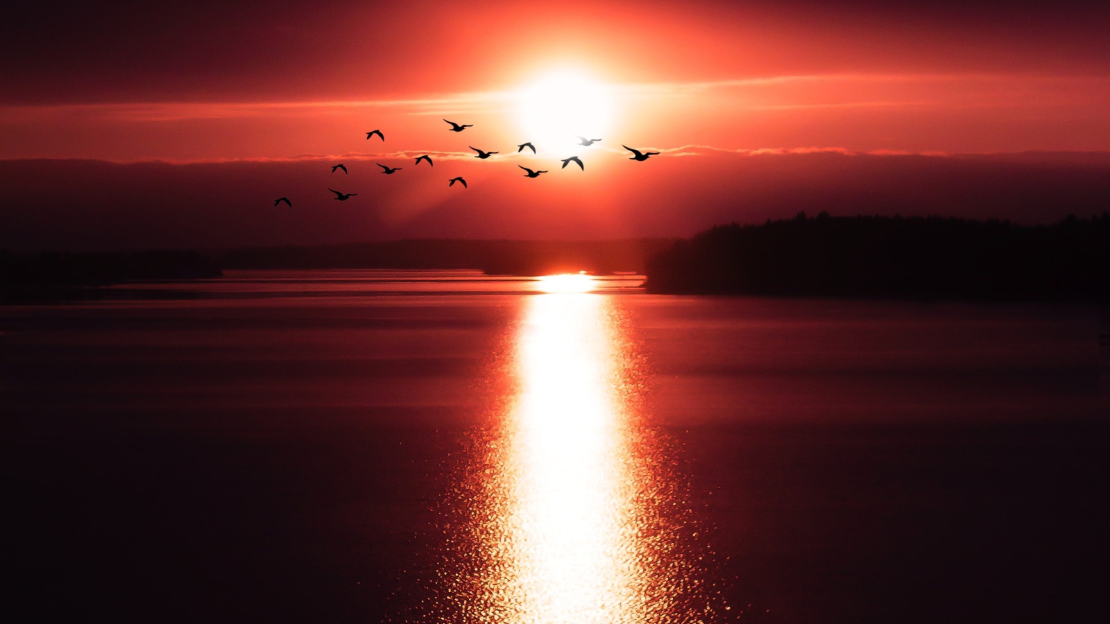 Солнце на закате оставляет дорожку на воде