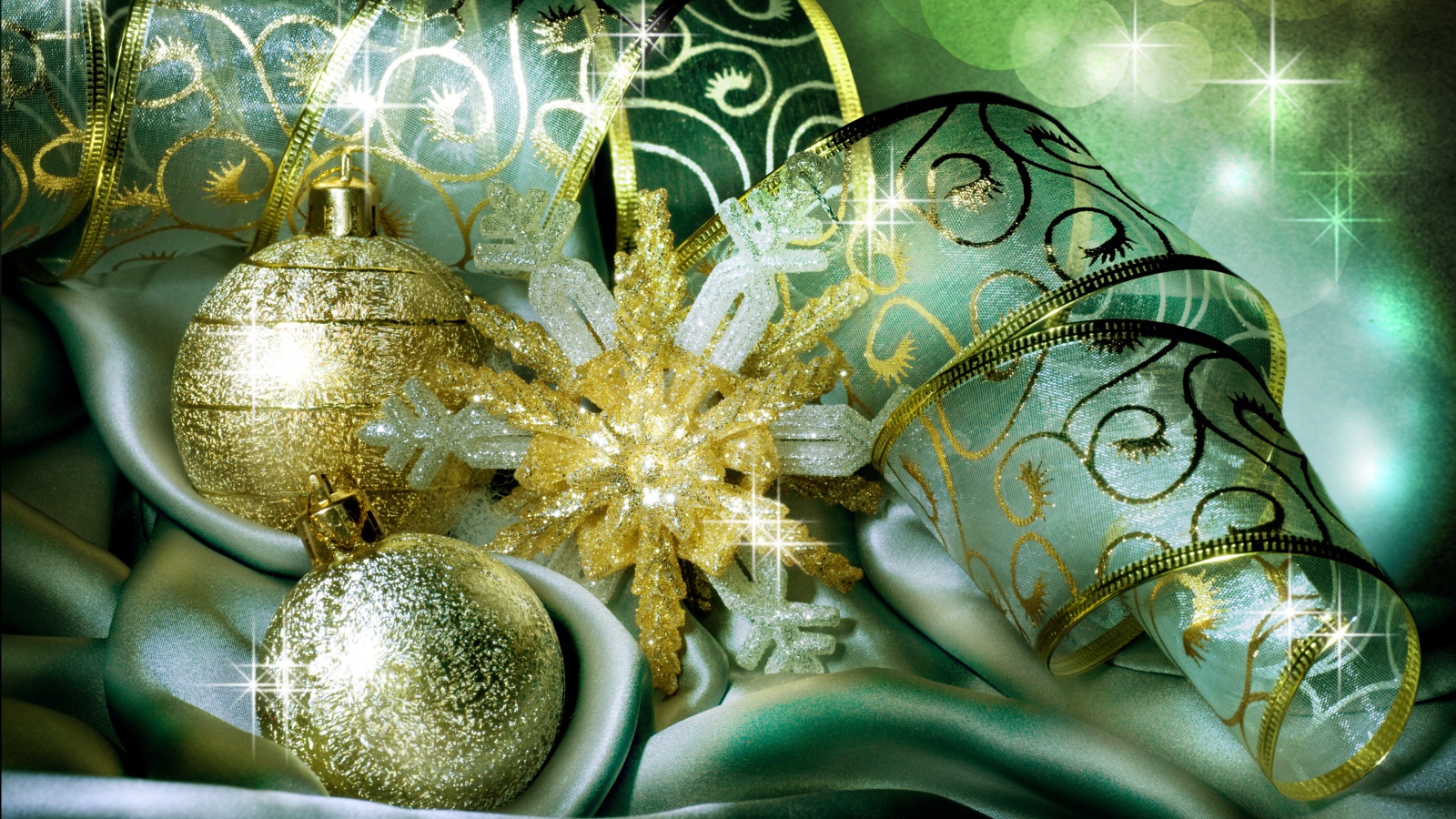 Красивые елочные шары, лента и звезда 