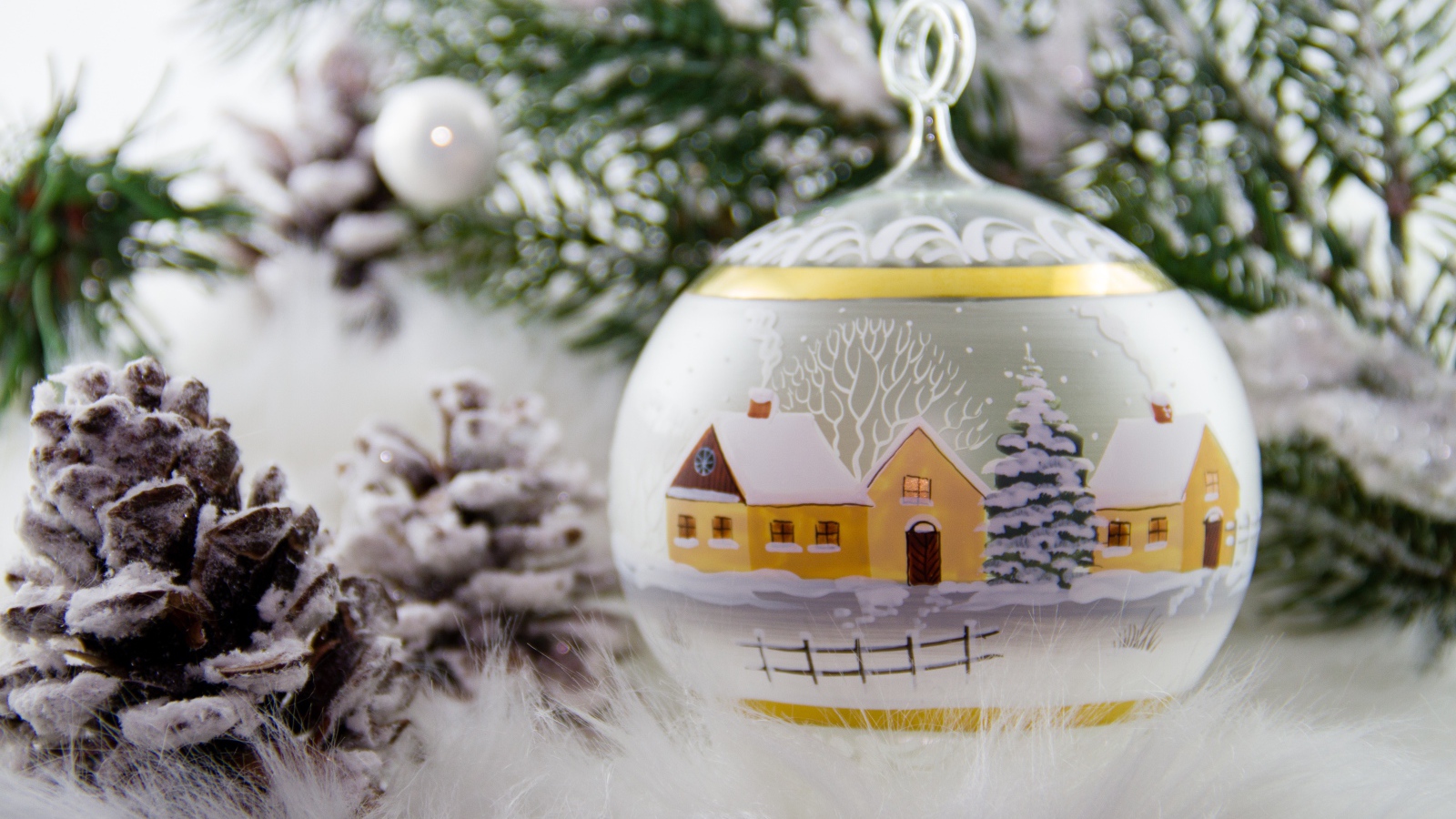 Красивый стеклянный шар с рисунком 