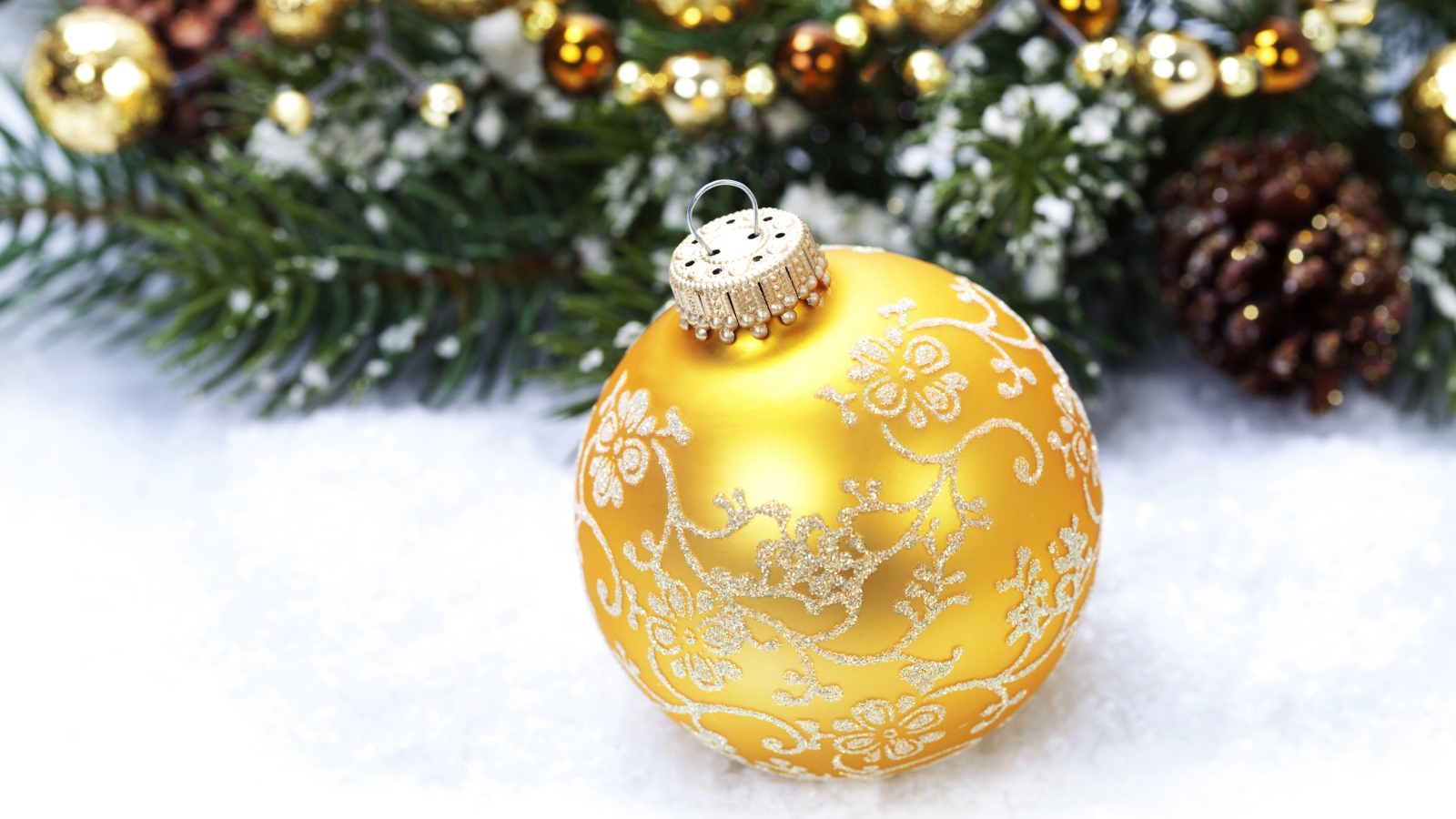 Красивый золотой елочный шар на Новый год 2020 