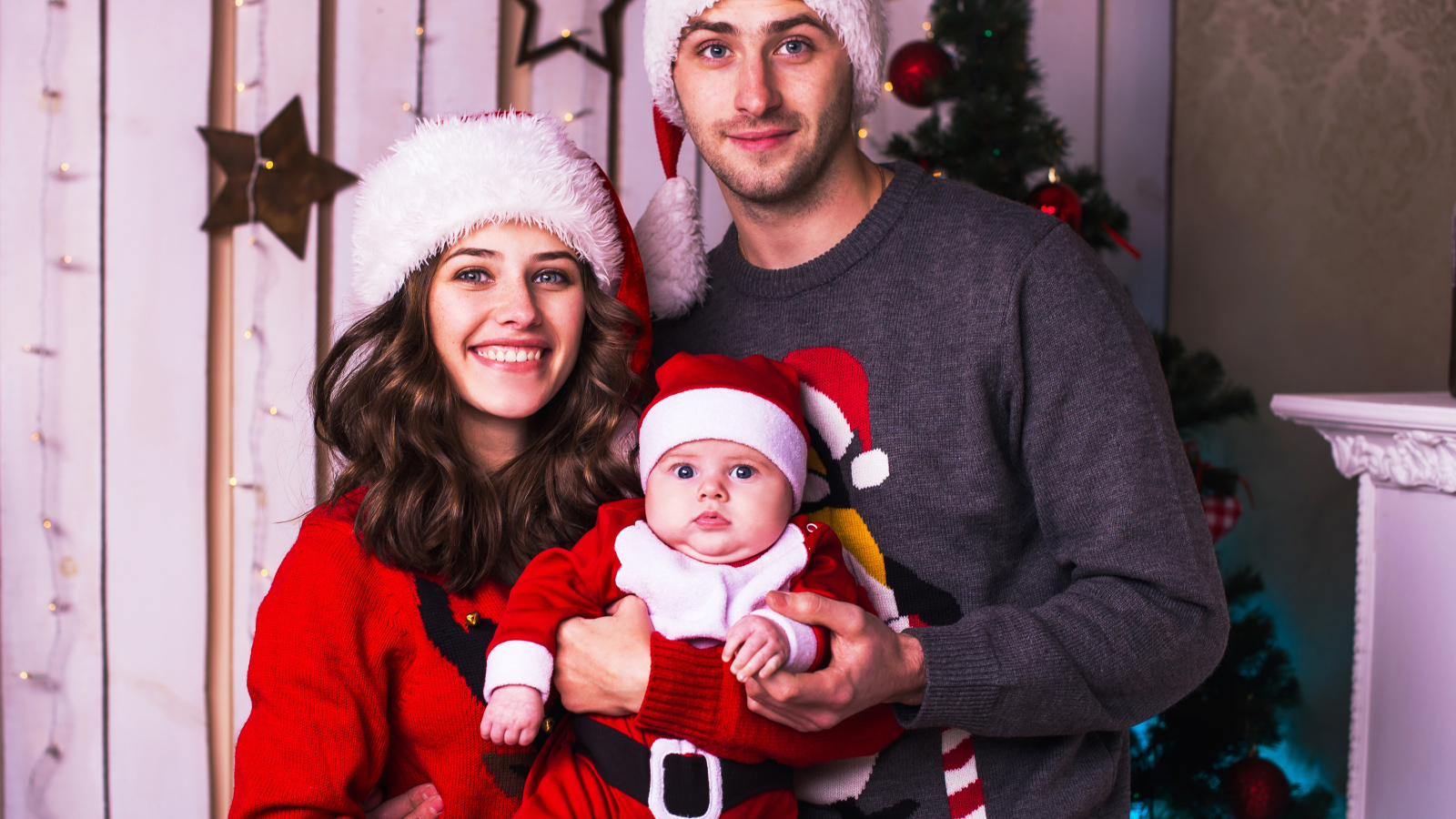 Счастливая семья в новогодних костюмах