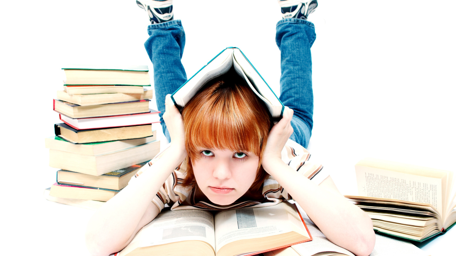 Девочка школьница с книгами на белом фоне