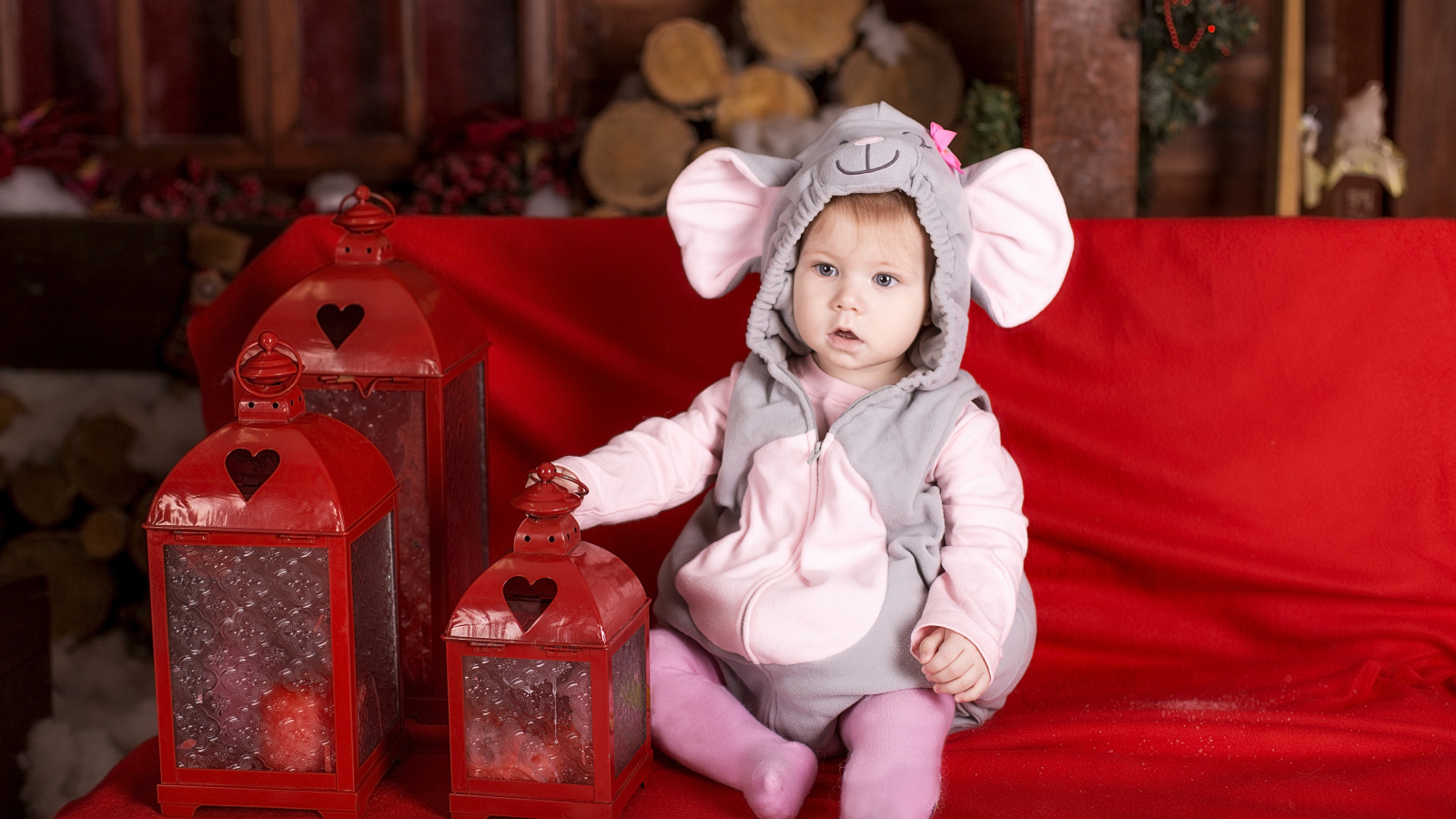 Маленький мальчик в костюме мышонка с фонарями на диване