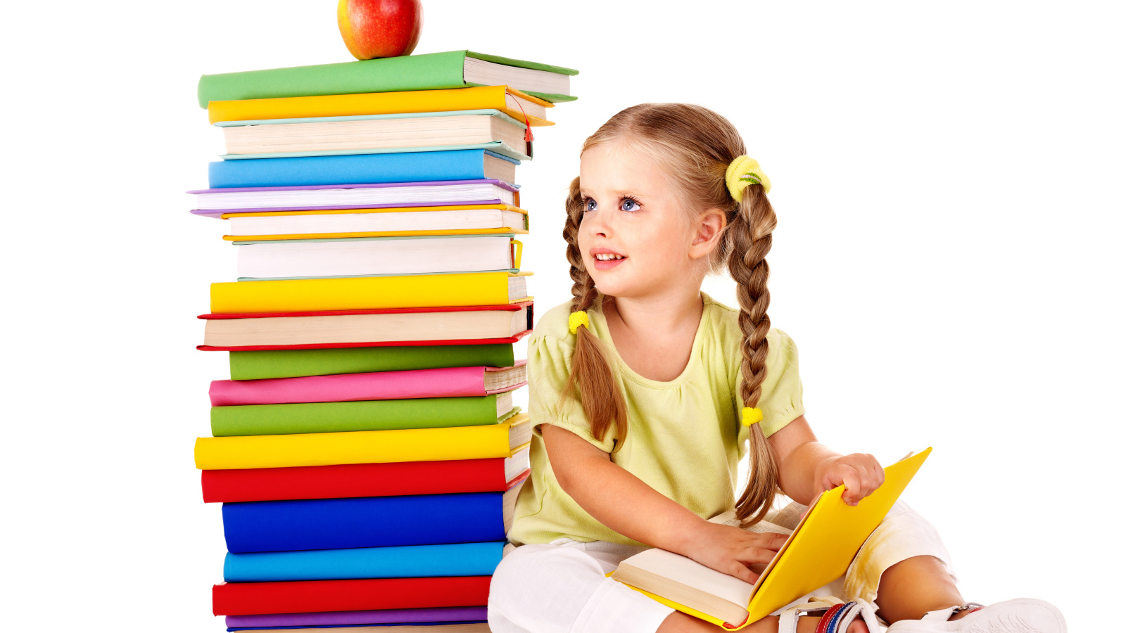 Маленькая девочка школьница с книгами на белом фоне