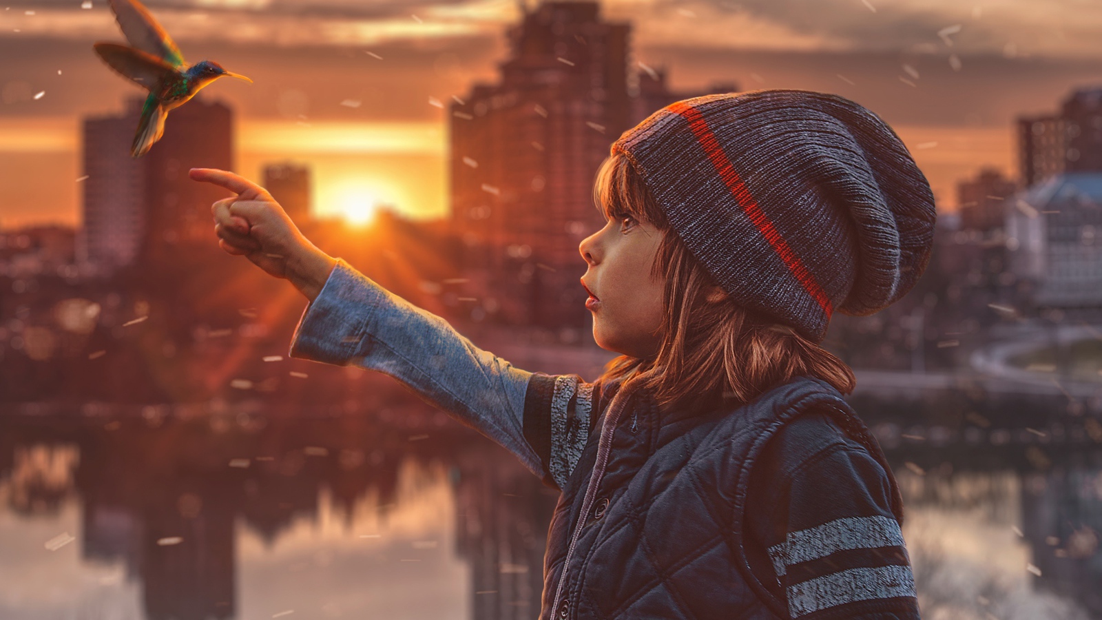 Маленькая девочка с птицей колибри на фоне города