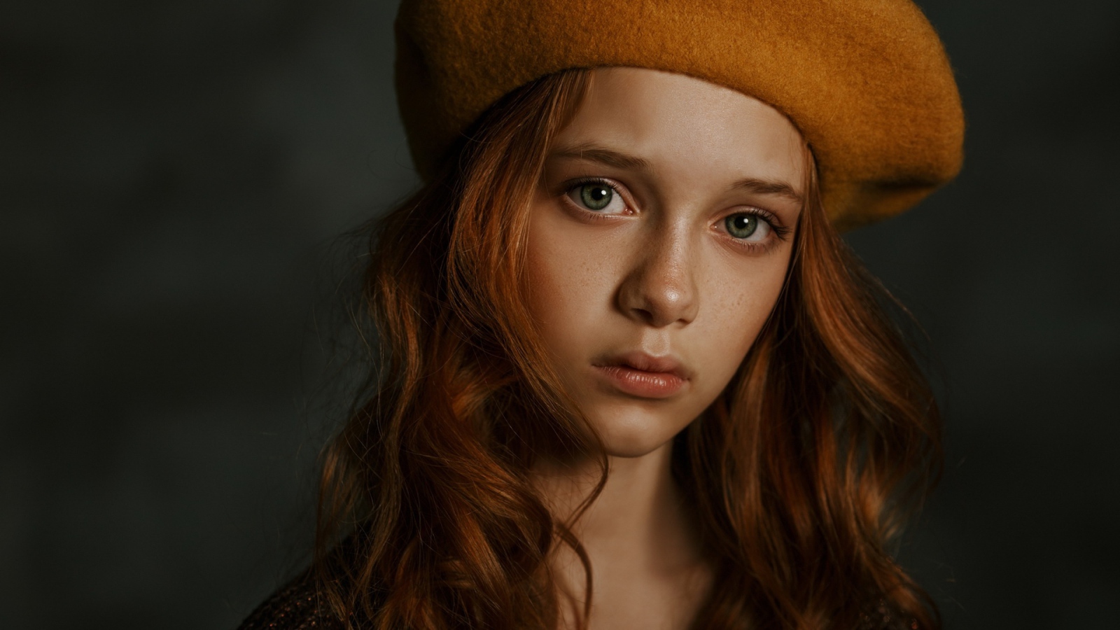 Грустная рыжеволосая зеленоглазая девочка в берете 