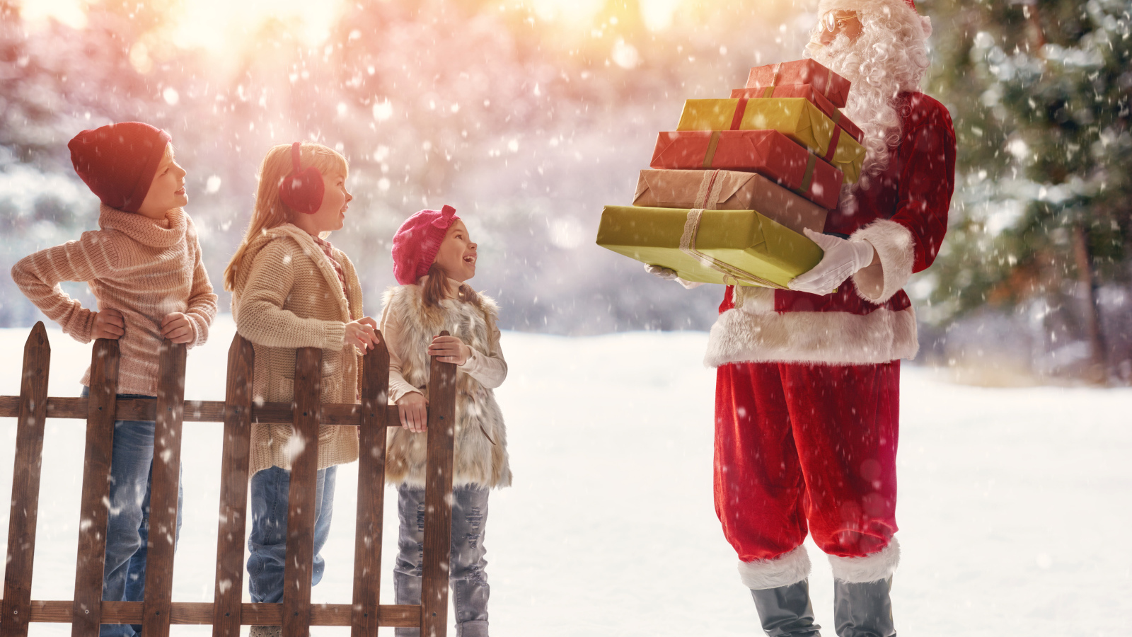 Санта Клаус принес подарки маленьким детям