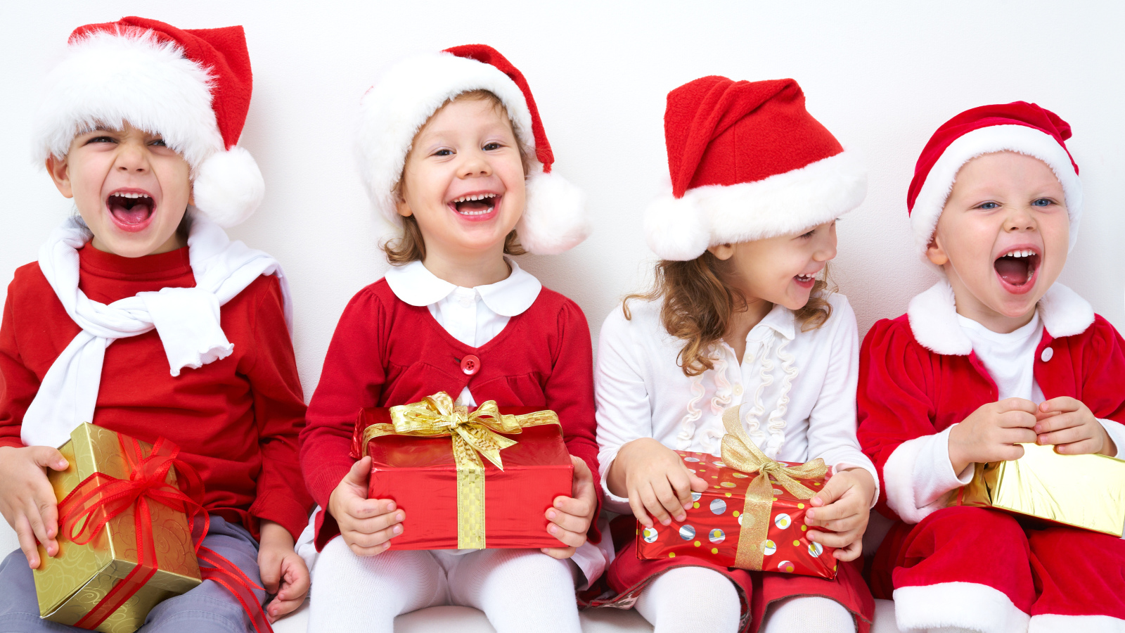Улыбающиеся дети с подарками на новый год 