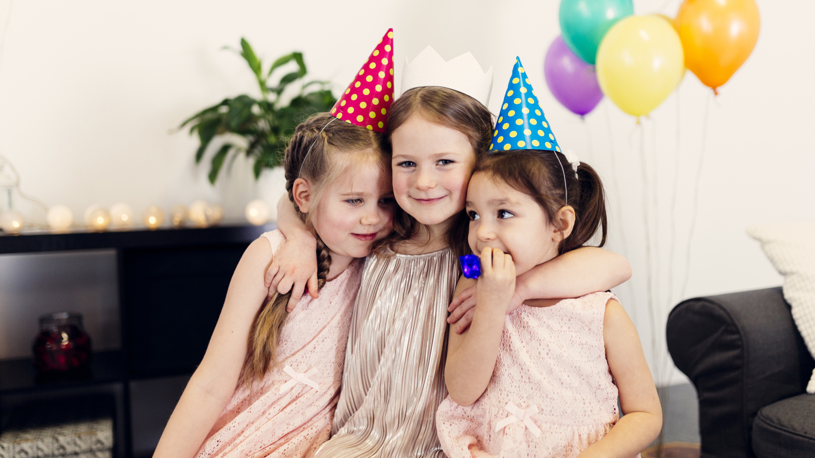 Три маленькие девочки в праздничных колпаках