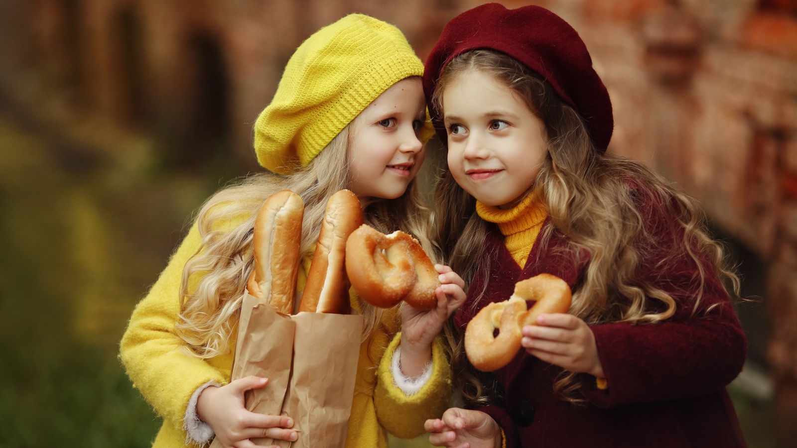 Две маленькие девочки с булочками 