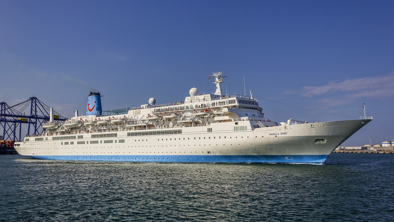 Большое круизное судно MS Marella Spirit в воде