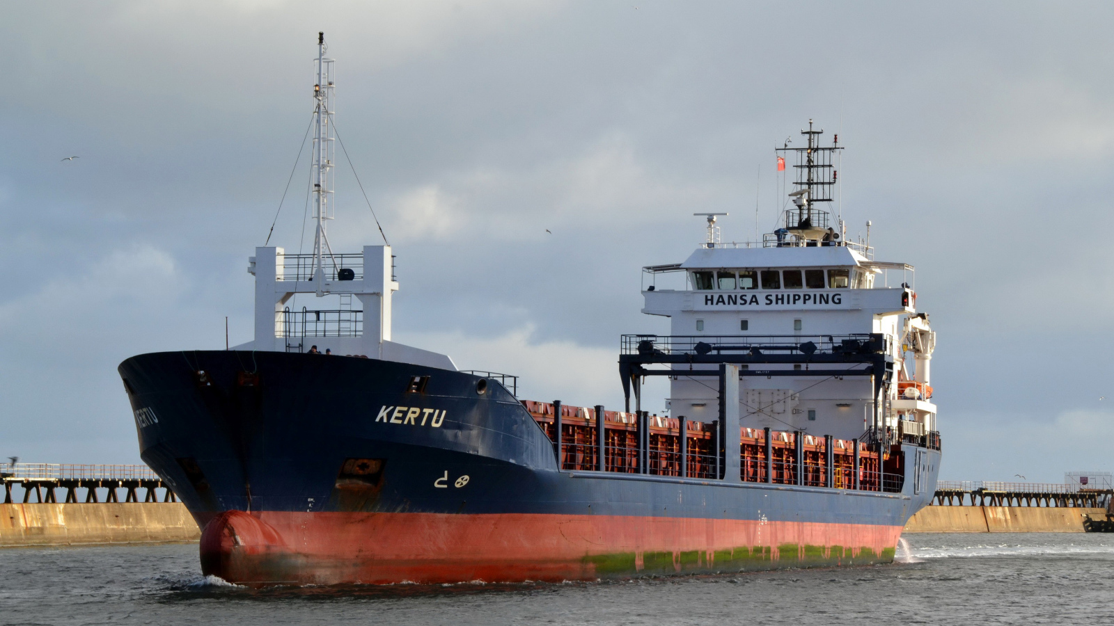 Большой контейнеровоз Kertu в плаванье