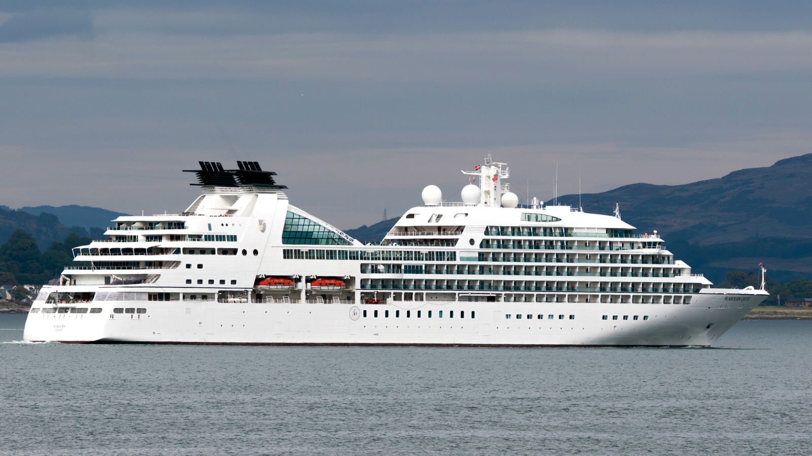 Роскошный белый круизный лайнер MV Seabourn Quest
