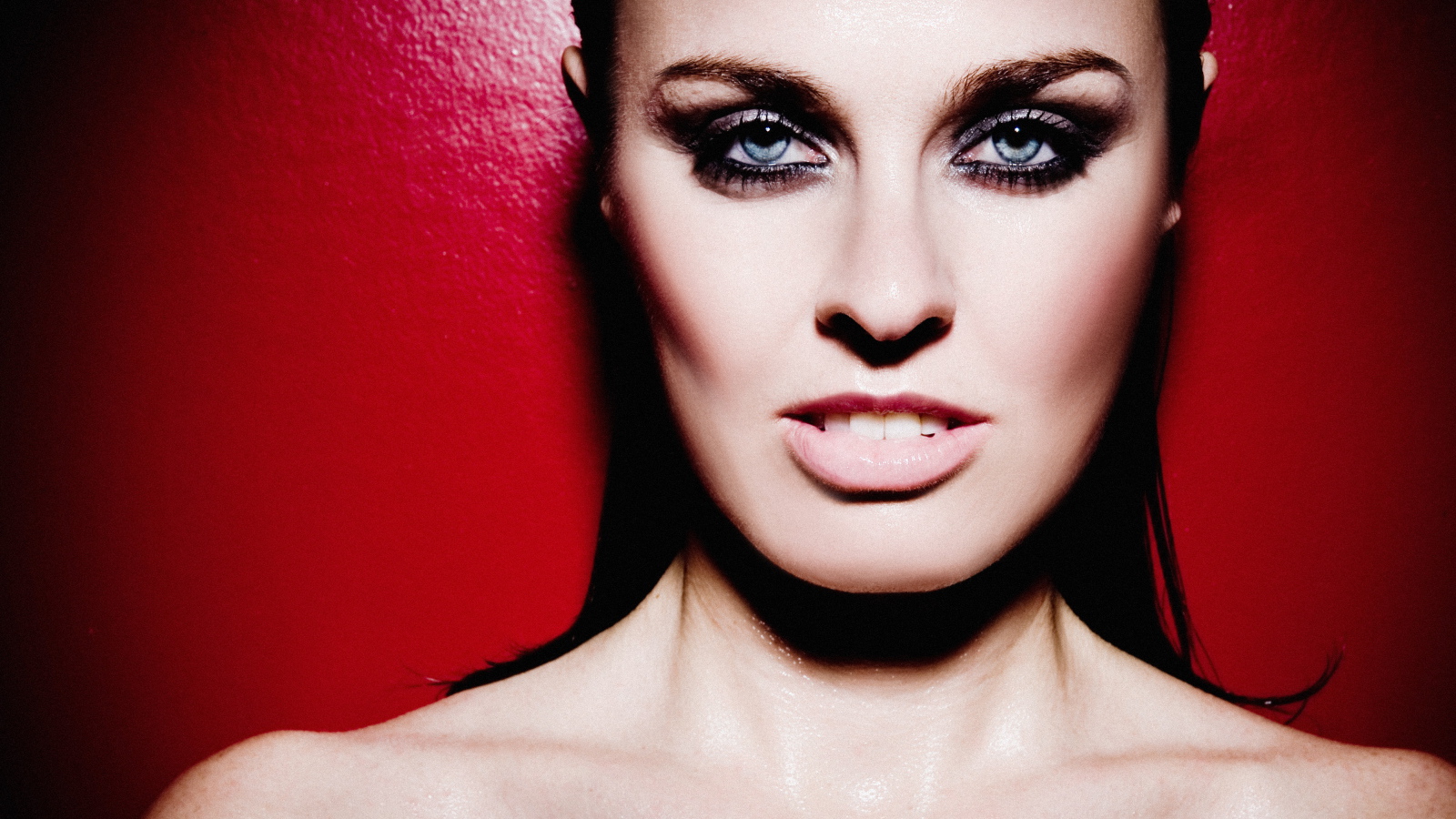 Красивая яркая девушка, теннисистка Мартина Хингис на красном фоне