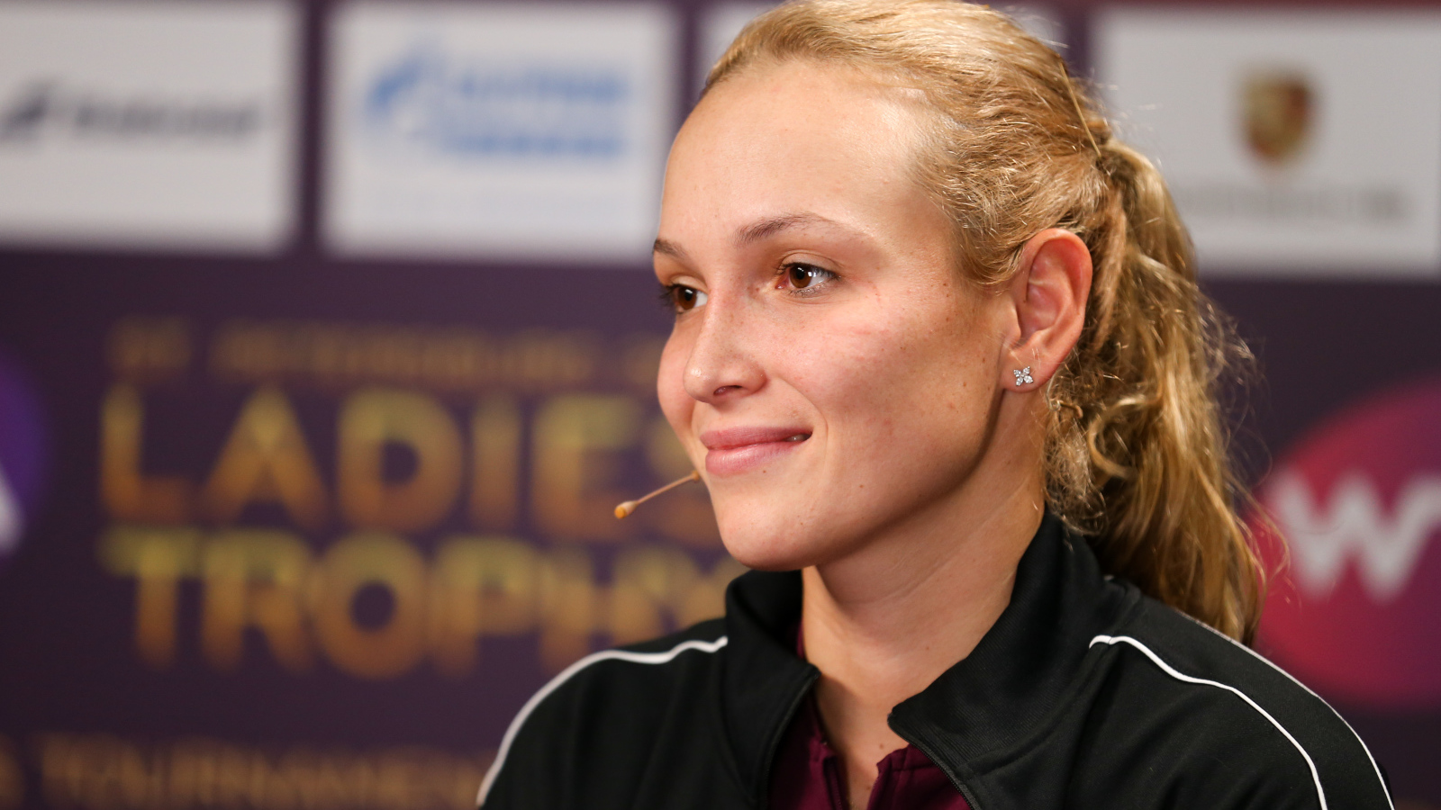 Хорватская теннисистка Донна Векич с микрофоном