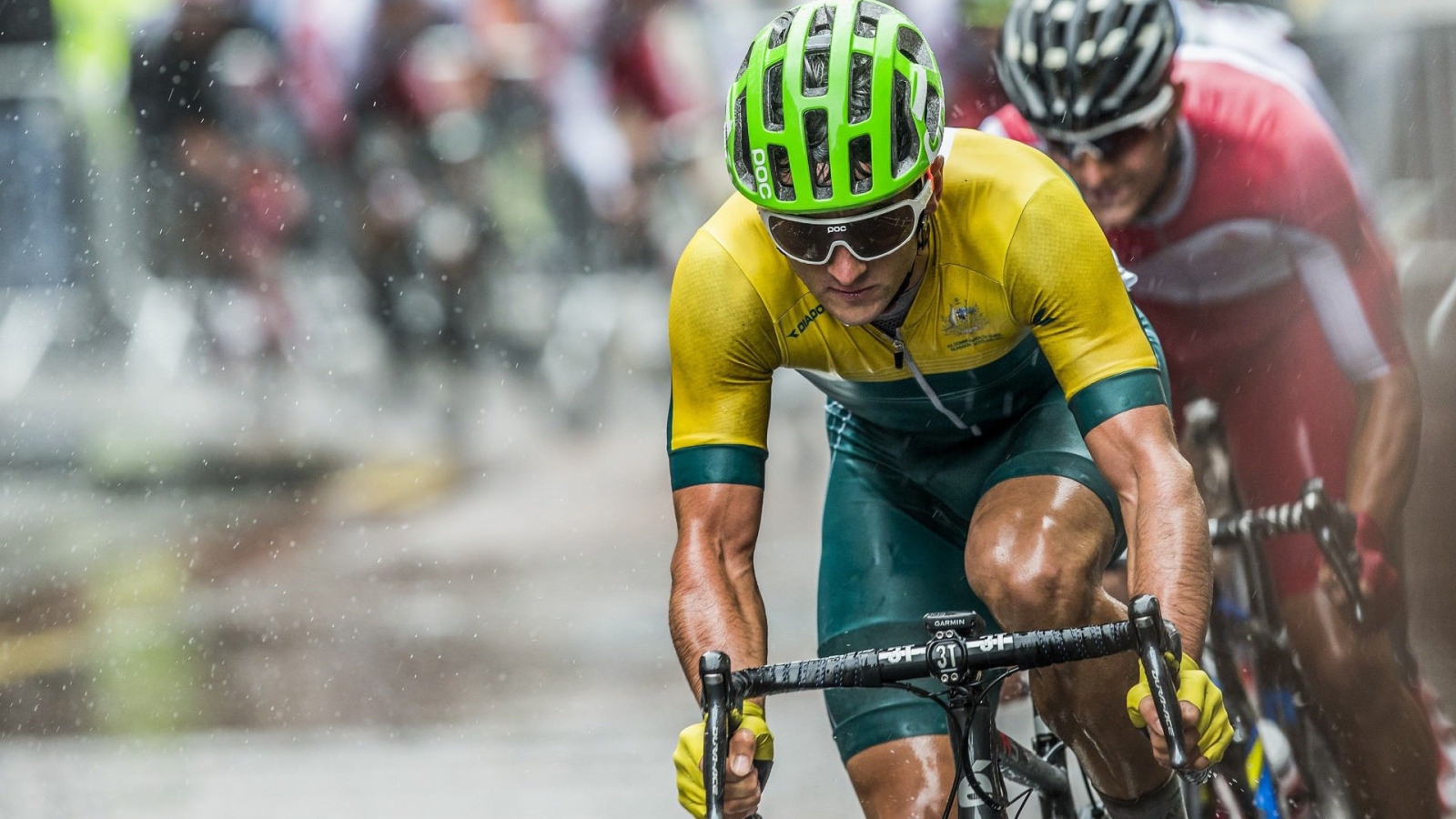 Велосипедисты на гонках под дождем