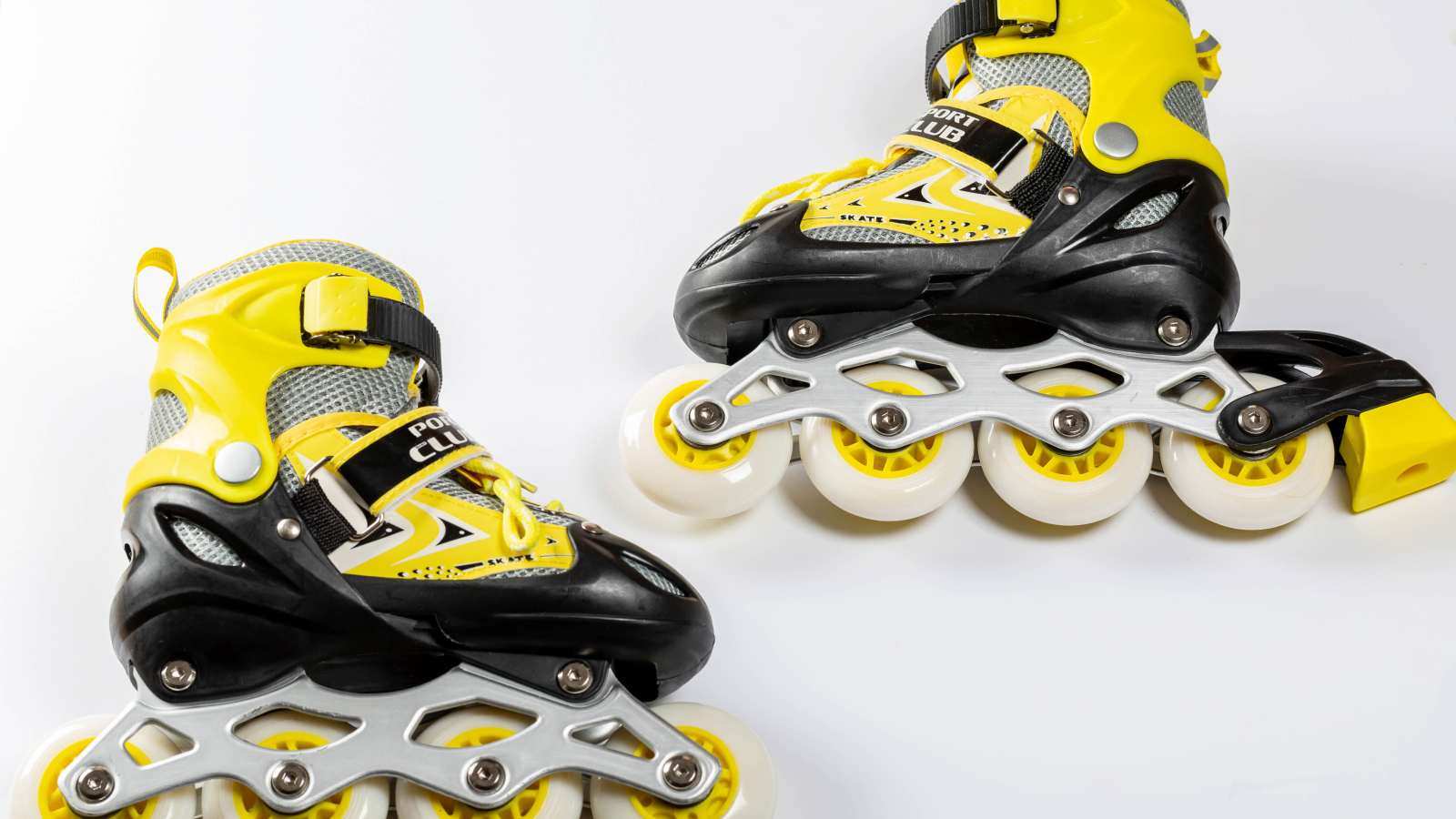 Роликовые коньки на сером фоне