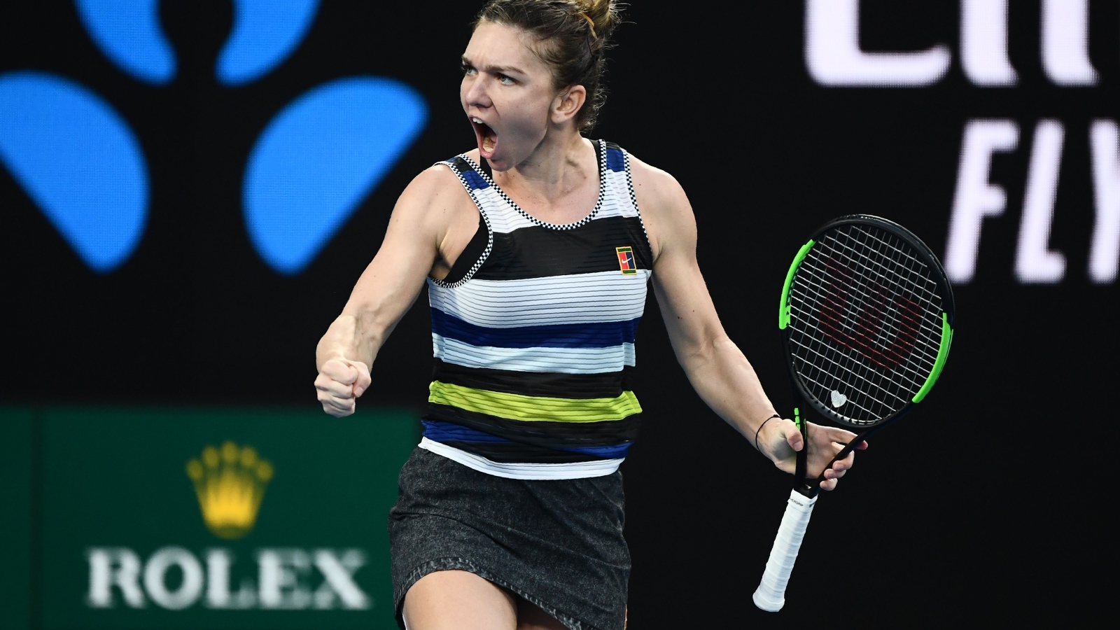 Румынская теннисистка Симона Халеп с ракеткой кричит на корте