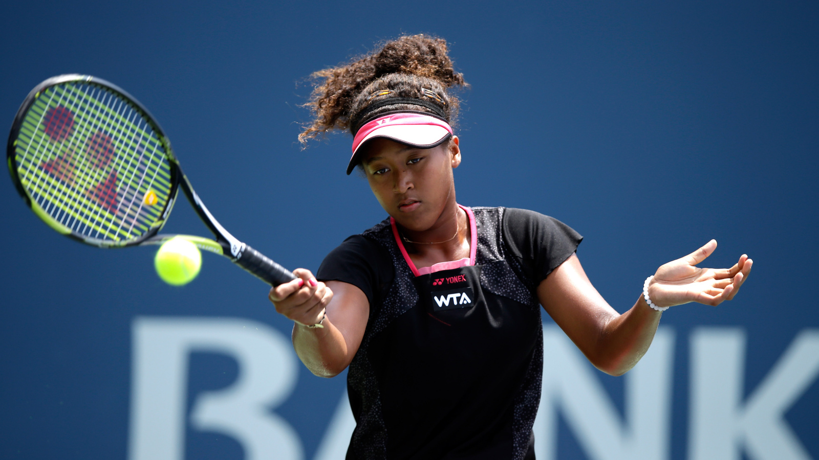 Теннисистка Наоми Осака на корте с ракеткой