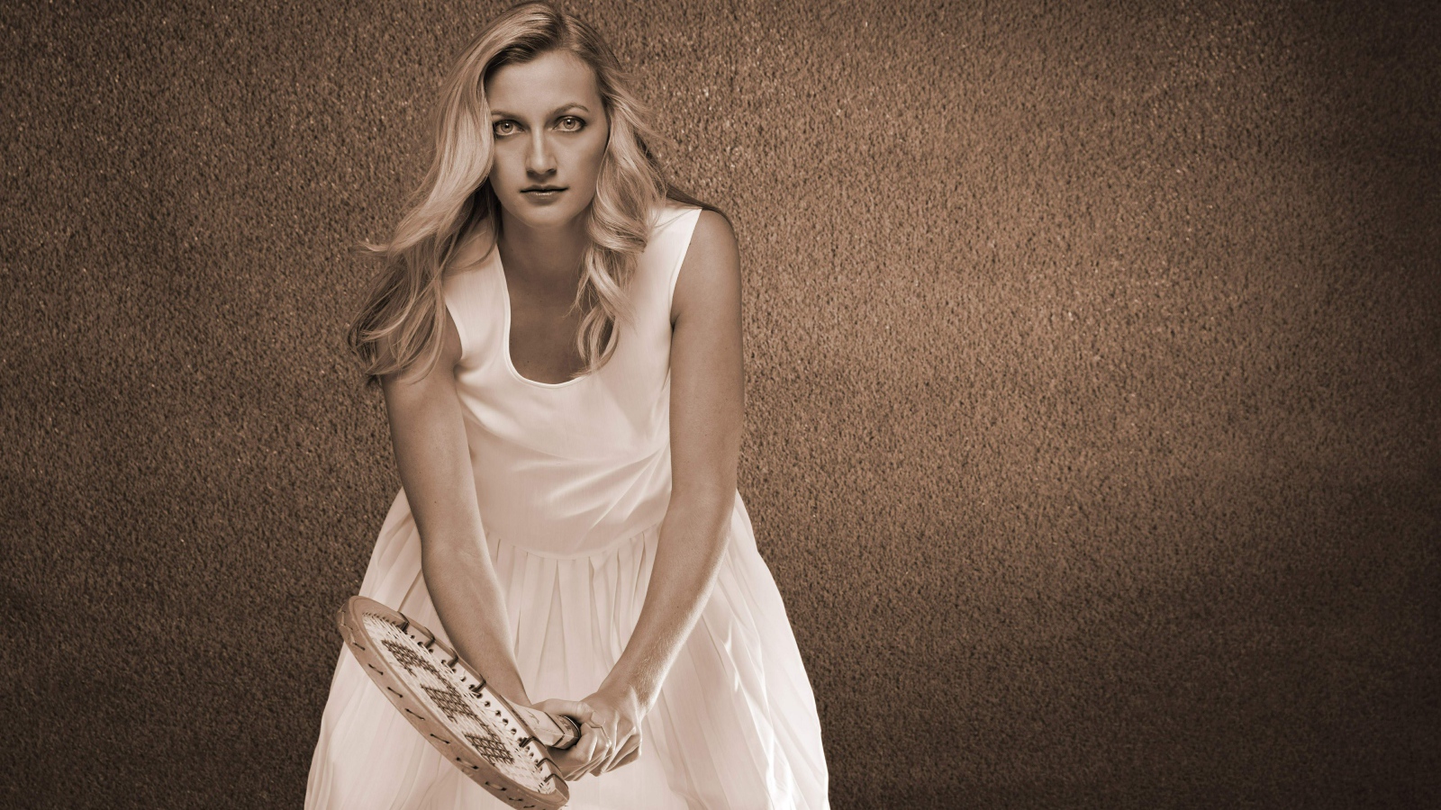 Теннисистка Петра Квитова в белом платье с ракеткой