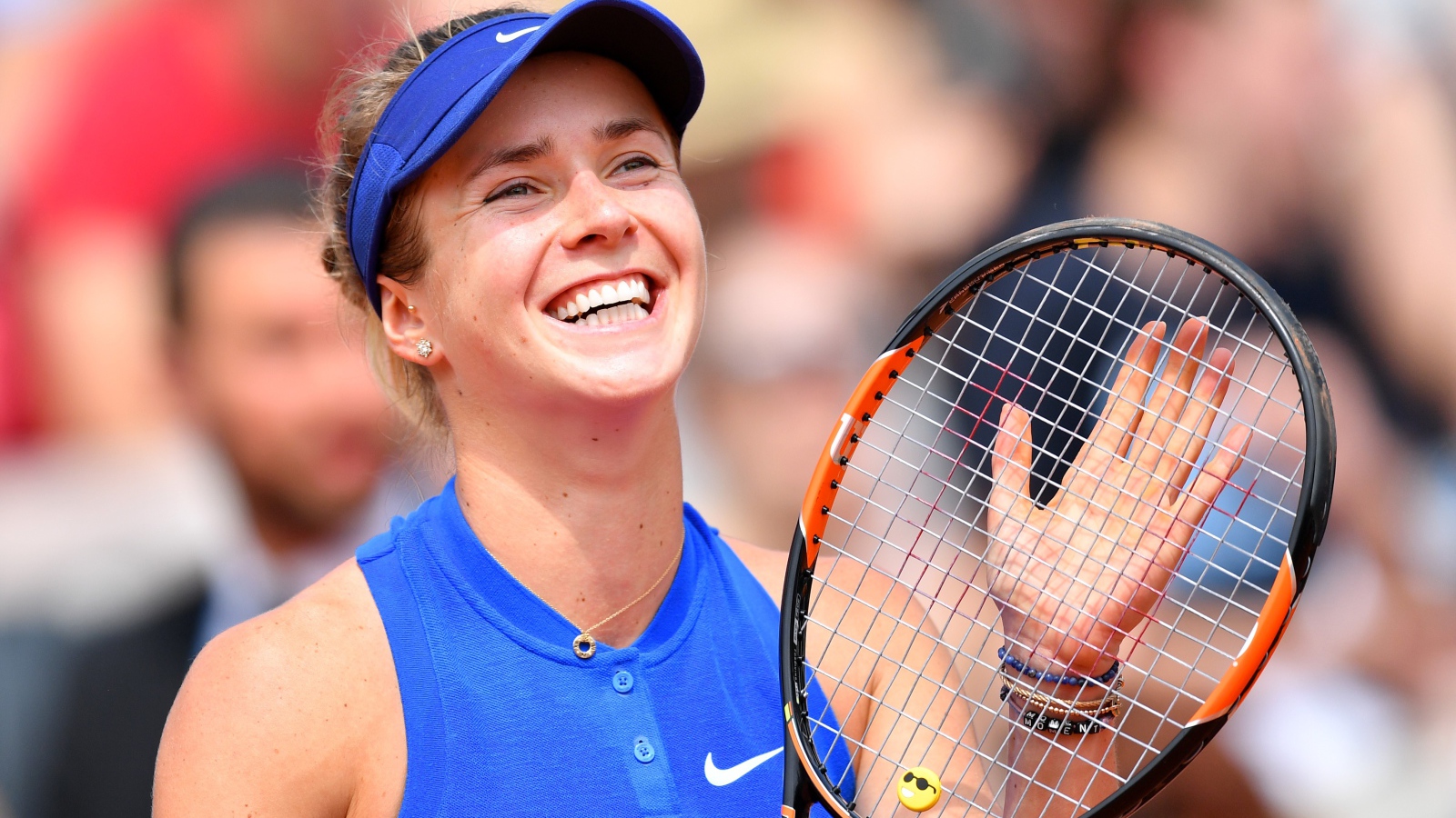 Украинская теннисистка Элина Свитолина улыбается на корте