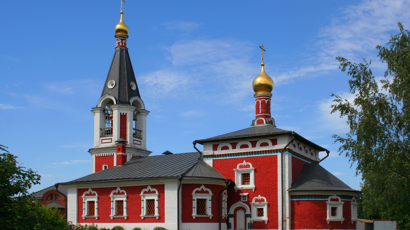 Красивый храм святителя Николая под голубым небом, город Сабуров. Россия