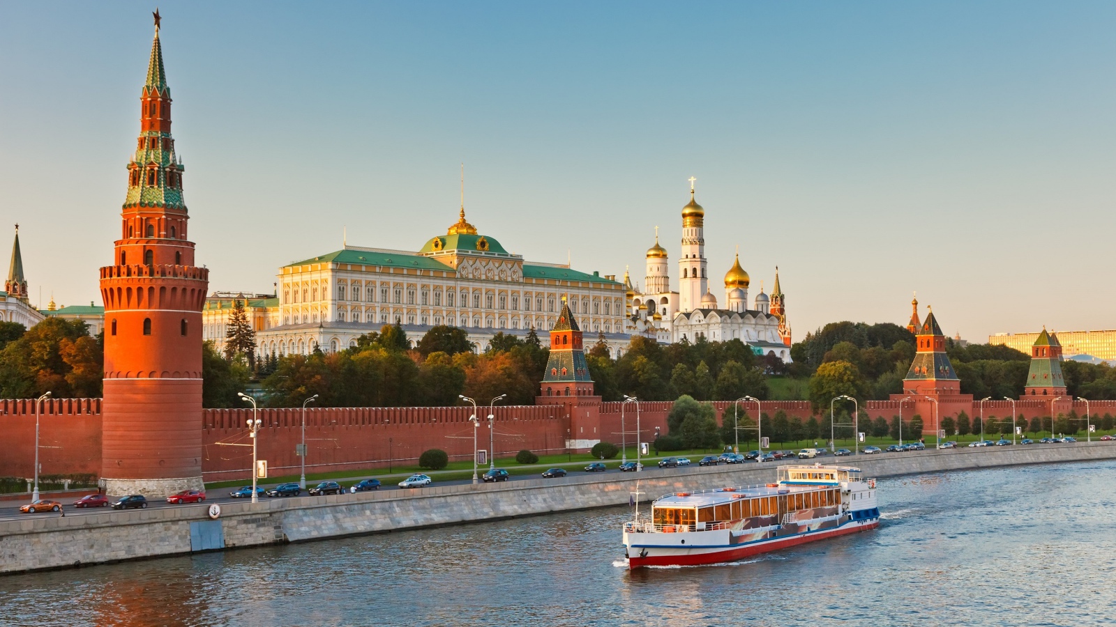 Красивый вид на Кремлевскую набережную,  Москва Россия