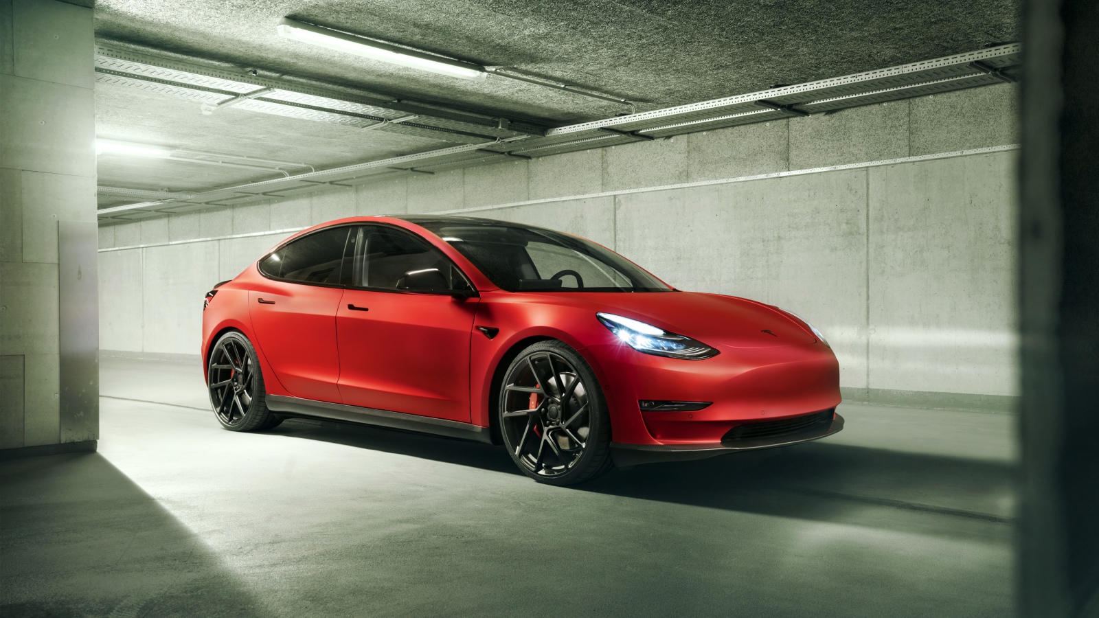 Красный автомобиль Tesla Model 3 2019 года 
