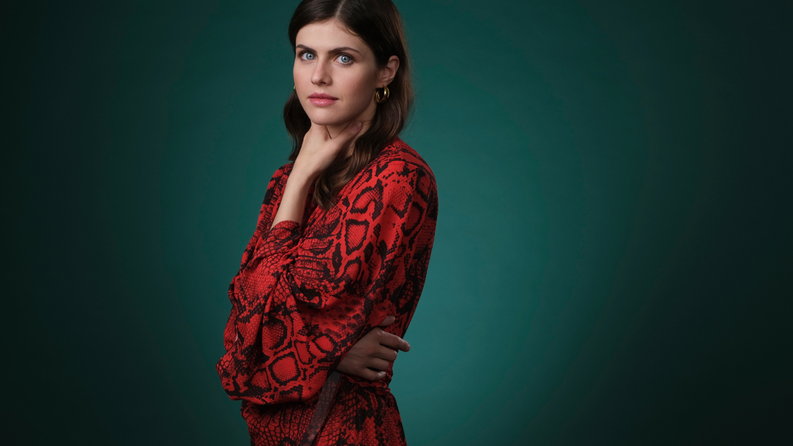 Актриса Александра Даддарио в красном платье