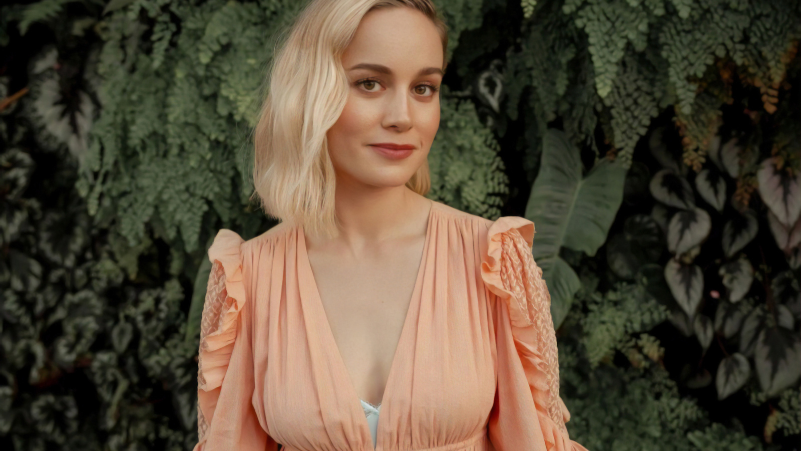 Актриса Бри Ларсон в  красивом розовом платье