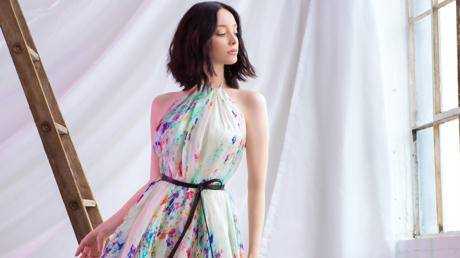 Актриса Эмма Дюмон в красивом платье у окна