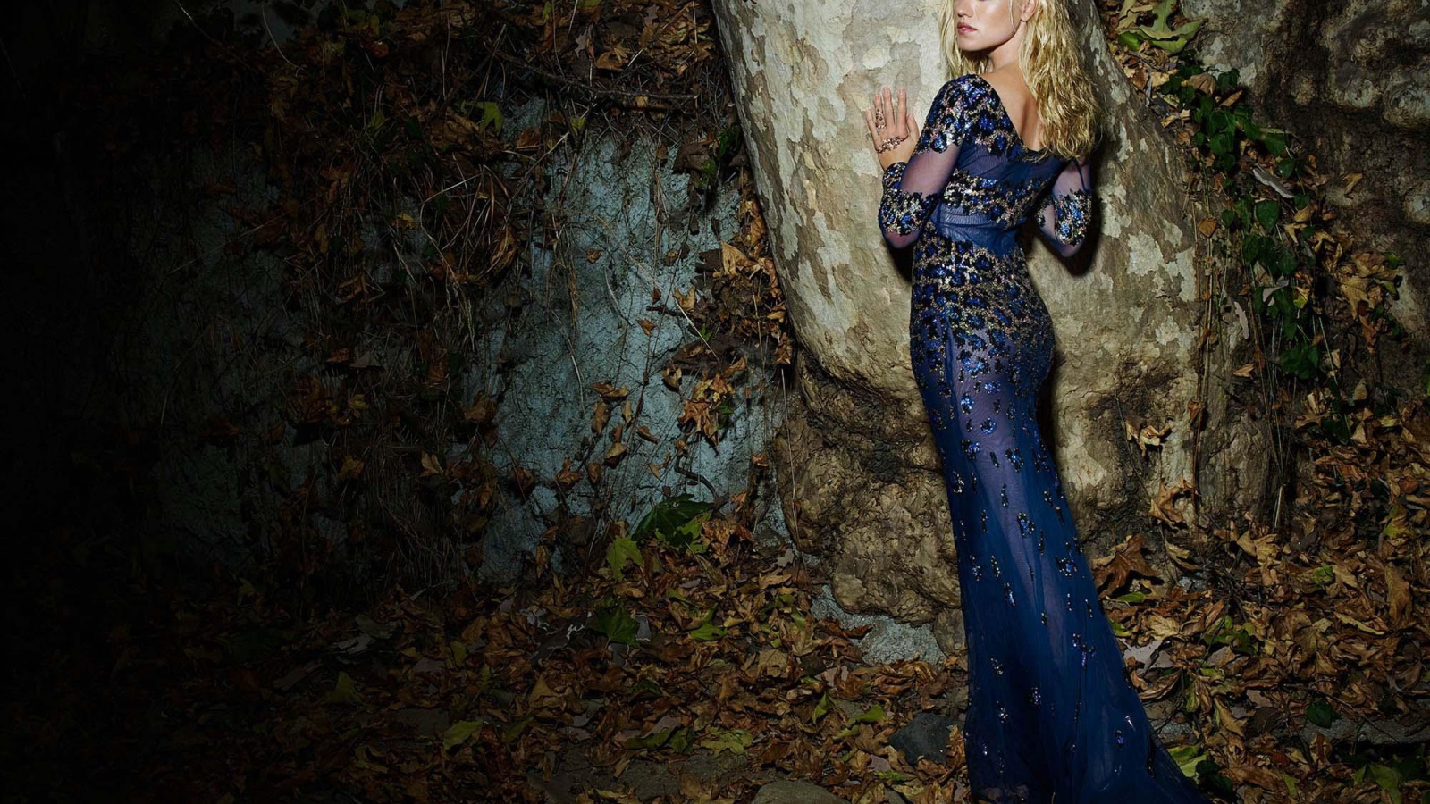 Актриса Ивонн Страховски в красивом платье