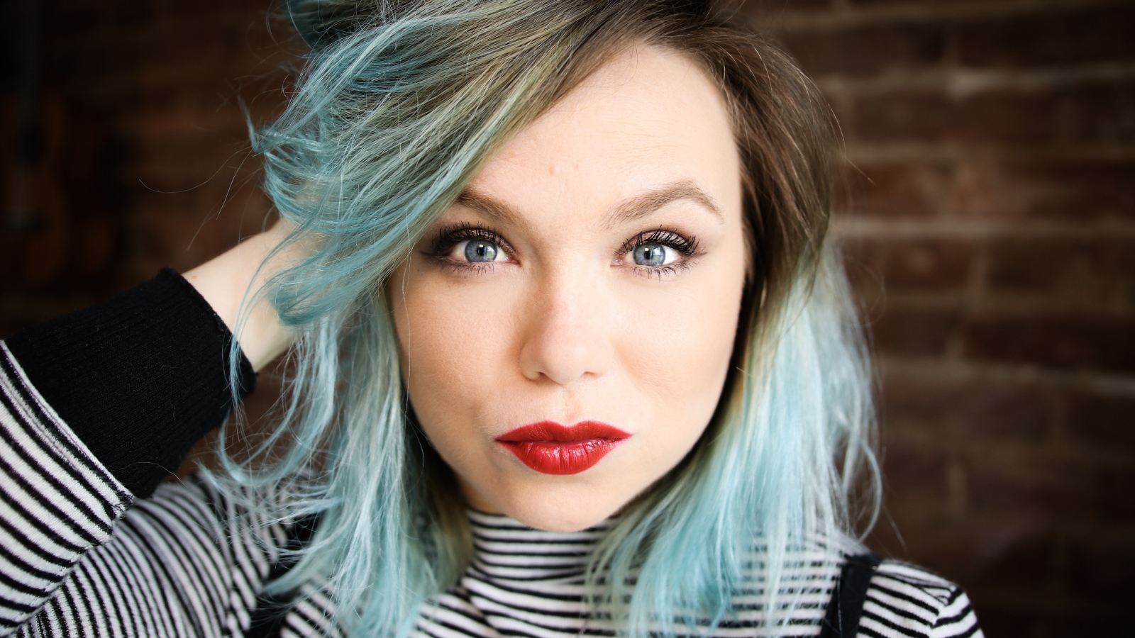 Американская актриса Аманда Фуллер с голубыми волосами