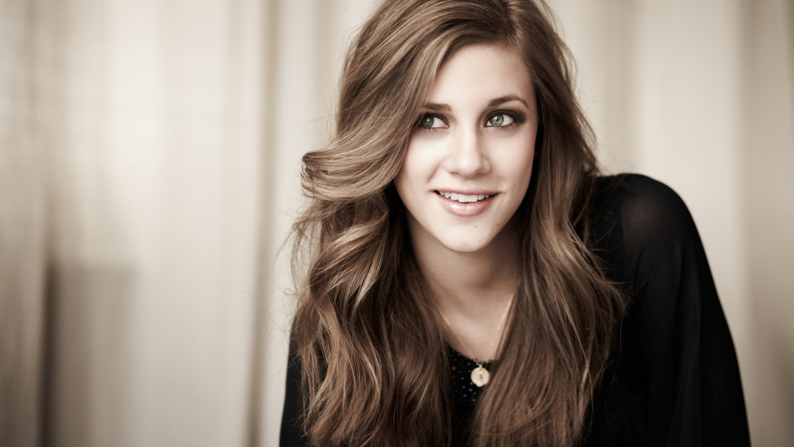 Американская актриса Лили Рейнхарт с милой улыбкой