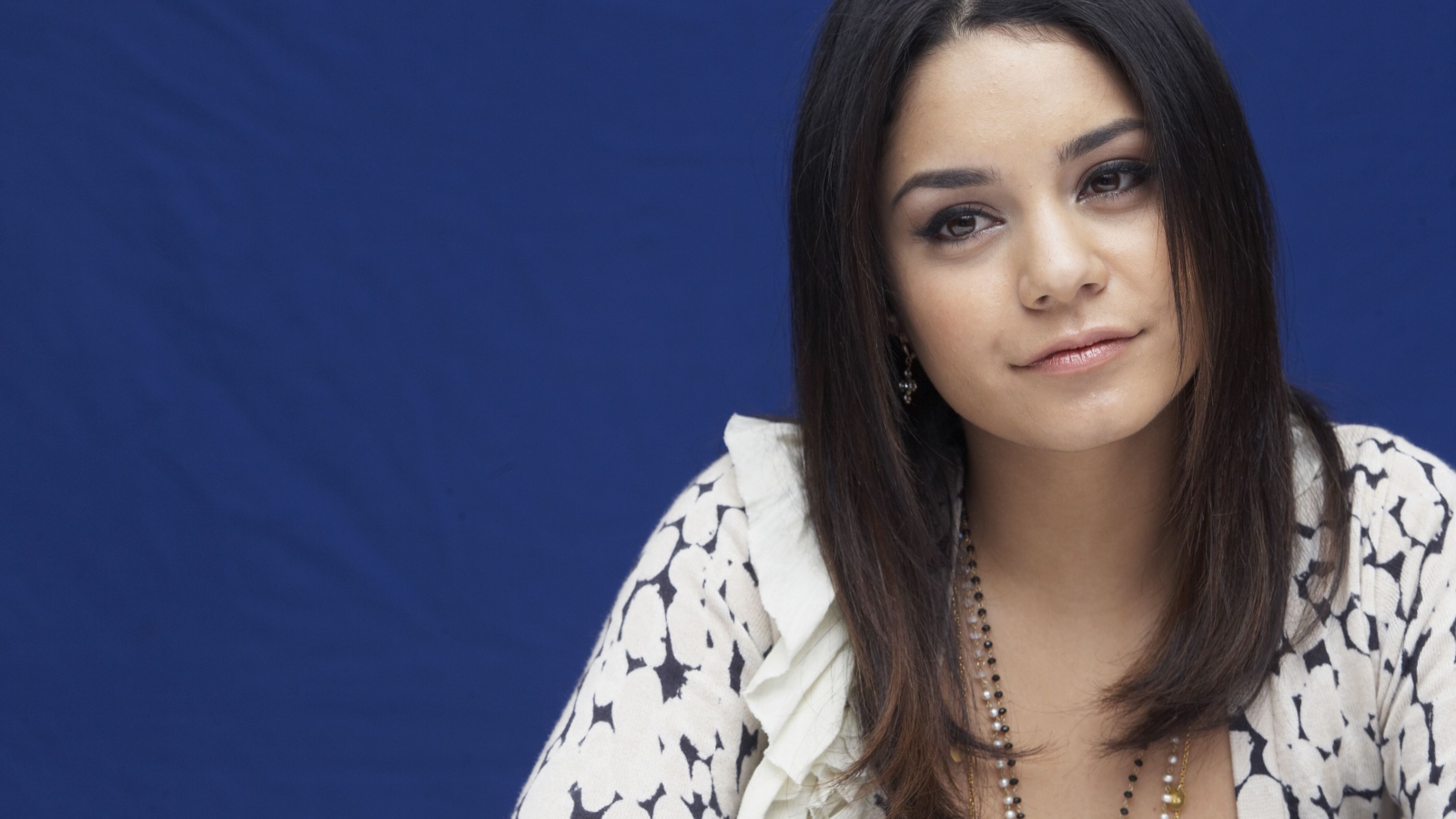 Американская актриса Ванесса Хадженс на синем фоне