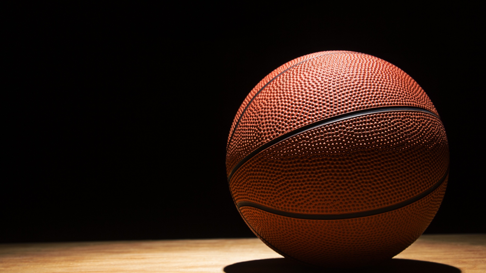 Баскетбольный мяч на черном фоне