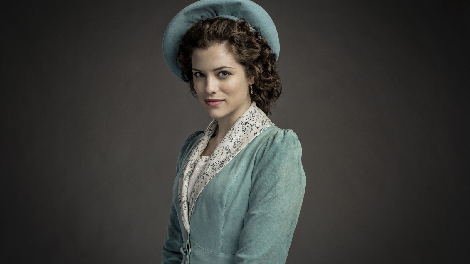 Красивая австралийская актриса Джессика де Гау в шляпке 