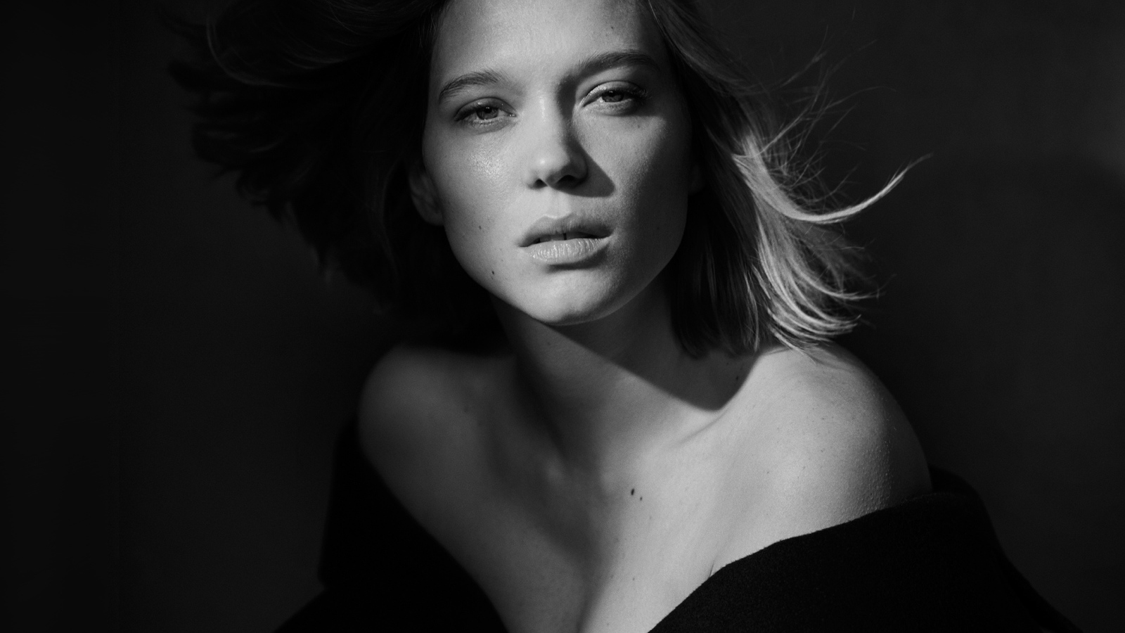 Красивая французская актриса Леа Сейду черно- белое фото