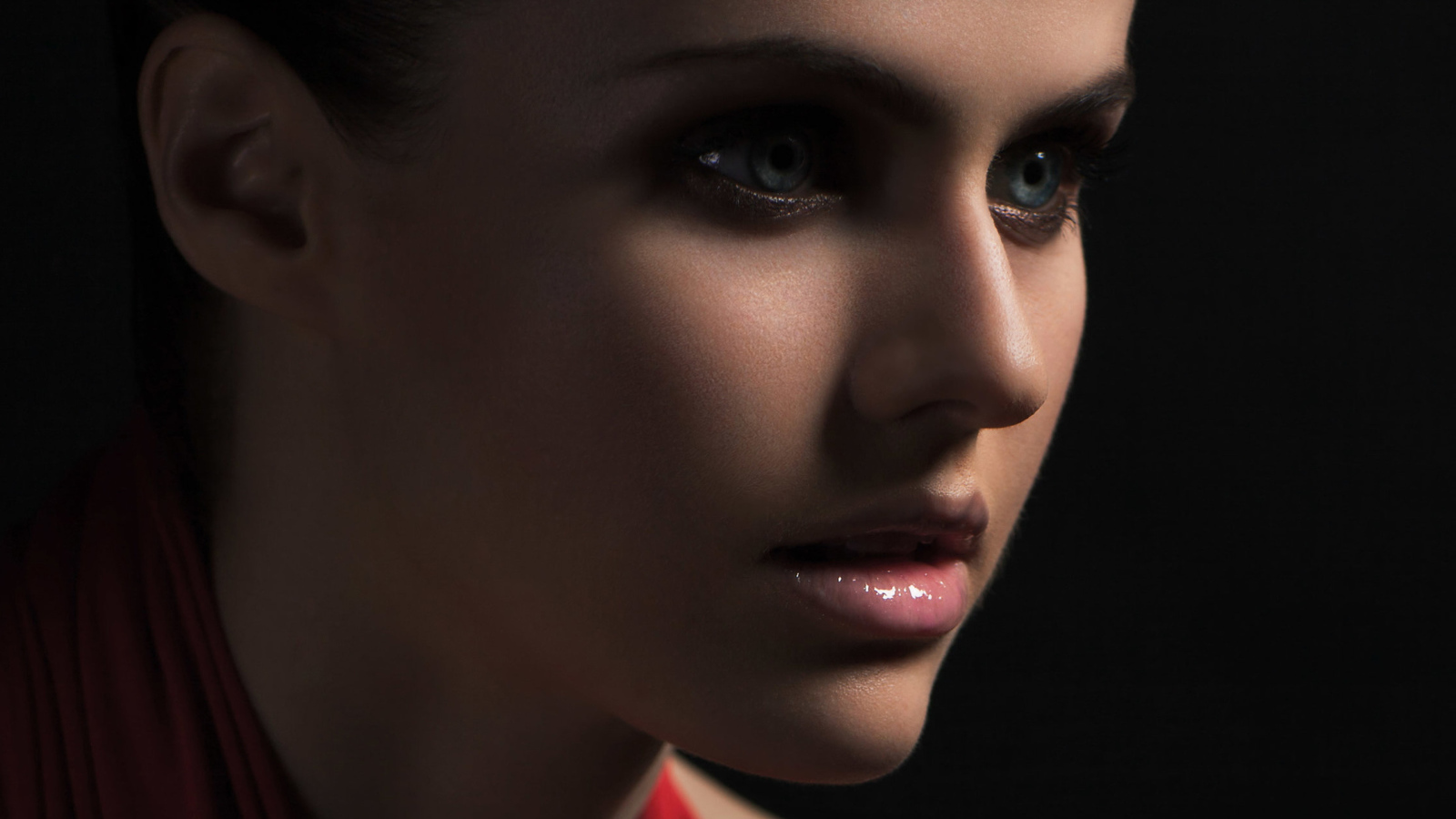 Красивая актриса Александра Даддарио лицо крупным планом