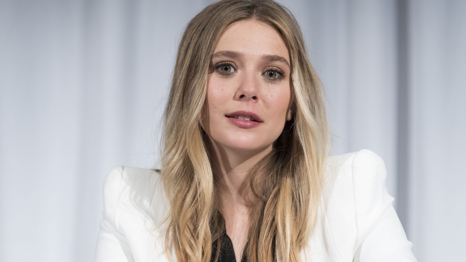 Красивая актриса Элизабет Олсен в белом пиджаке