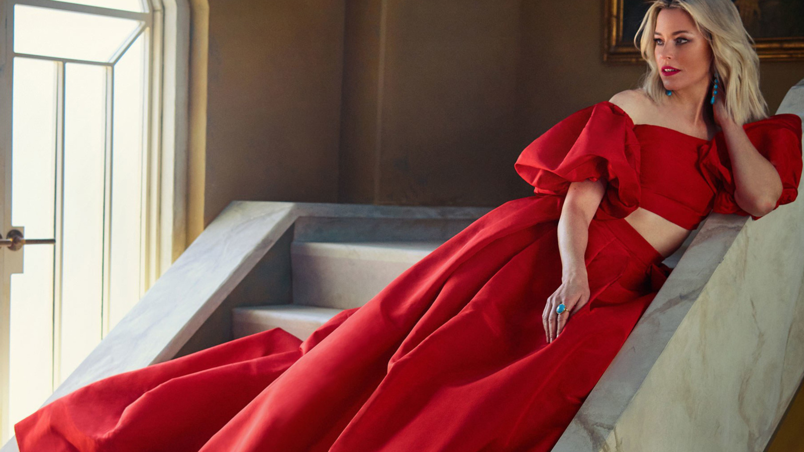 Красивая блондинка, актриса Элизабет Бэнкс в красном платье