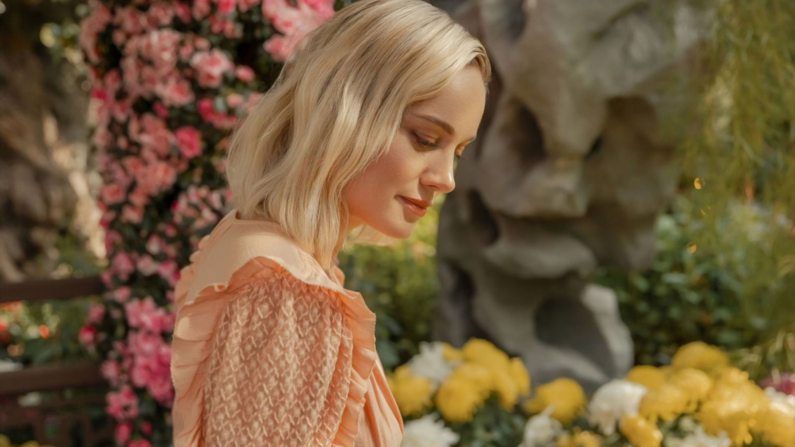 Красивая блондинка, актриса Бри Ларсон у цветов