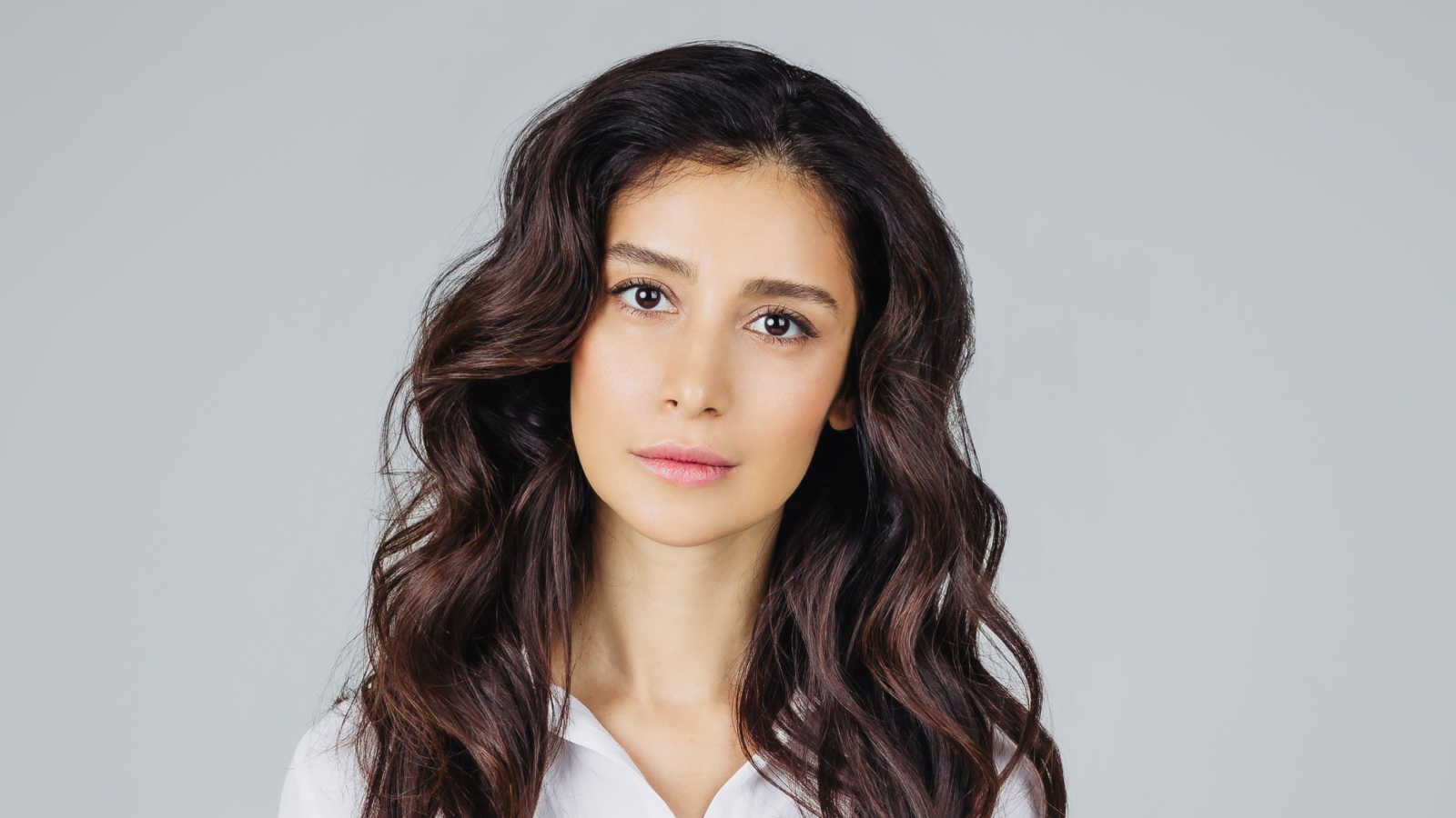 Красивая кареглазая девушка, актриса Равшана Куркова