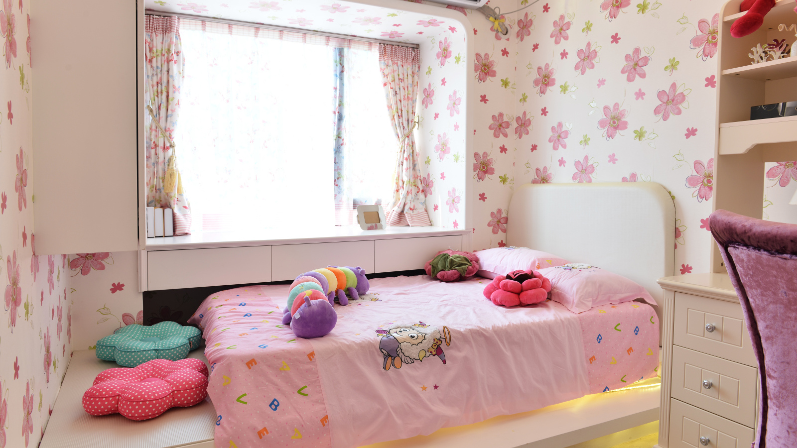 Красивая детская комната с игрушками и стенами в цветах
