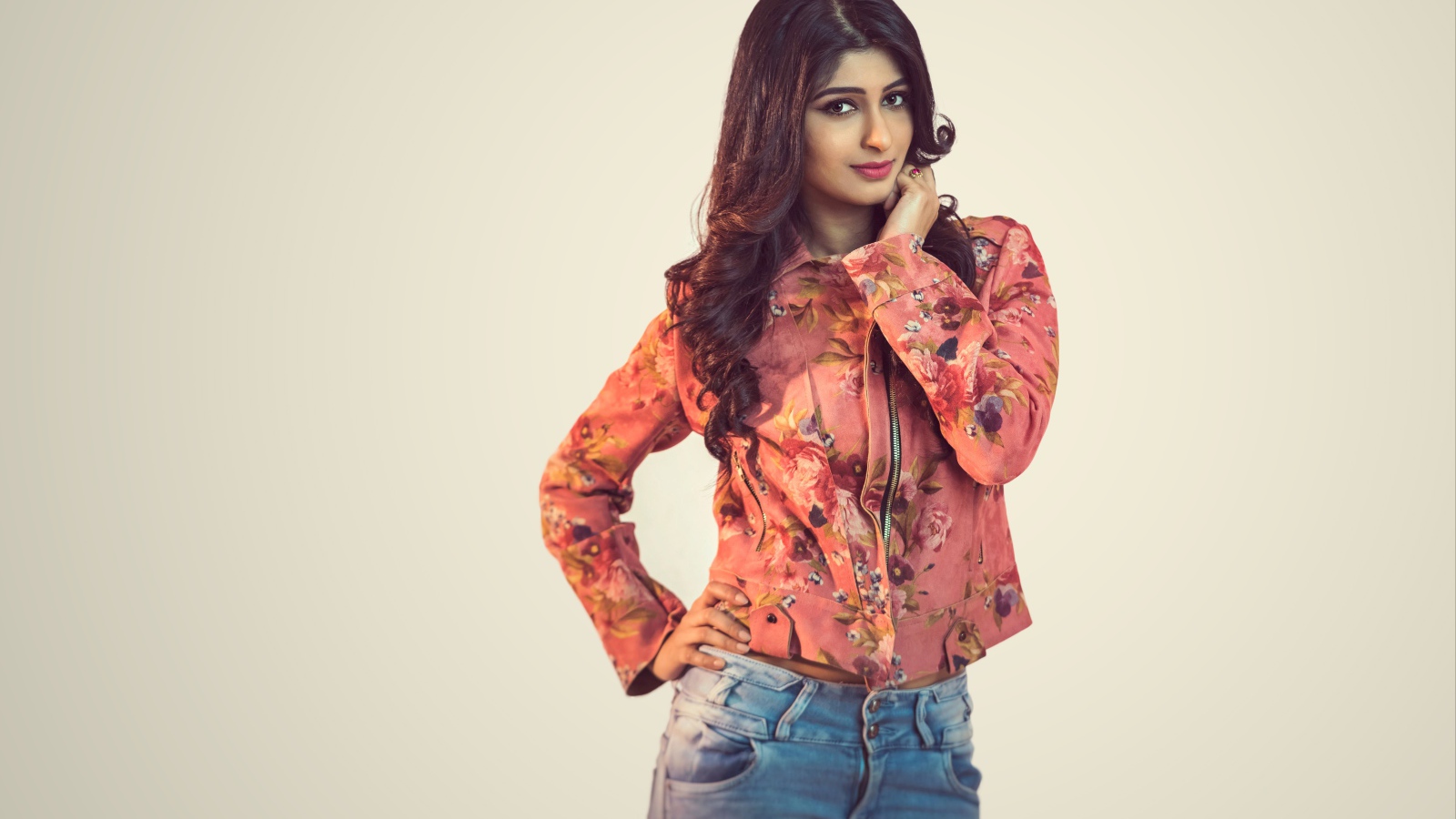 Красивая девушка, индийская актриса Адити Рао Хидари на сером фоне