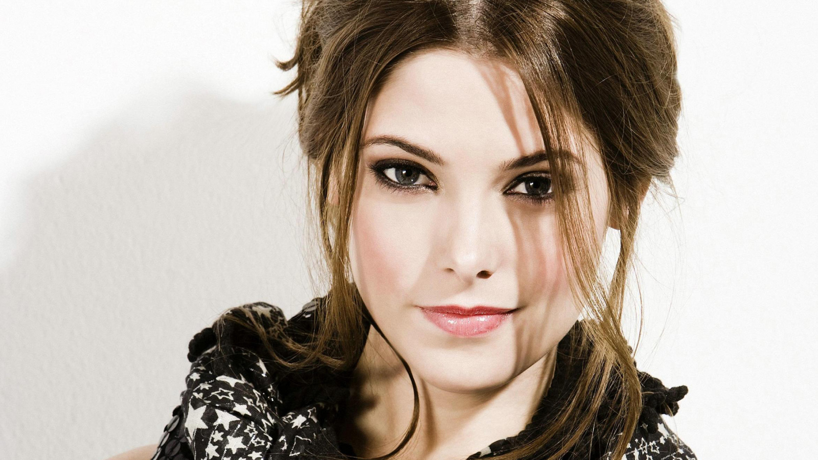 Красивая девушка, актриса Эшли Грин на белом фоне