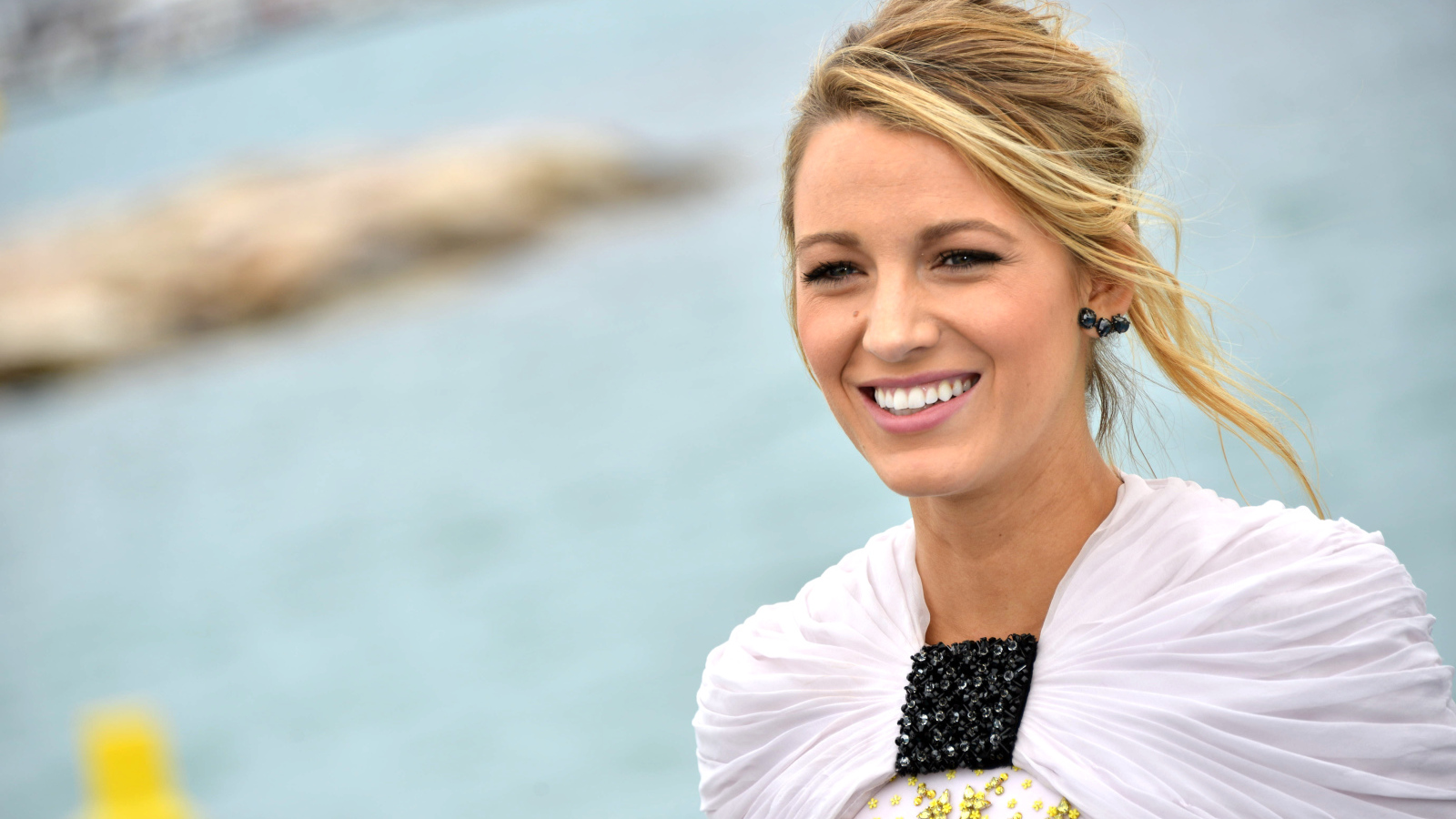 Красивая улыбка актрисы Блейк Лайвли