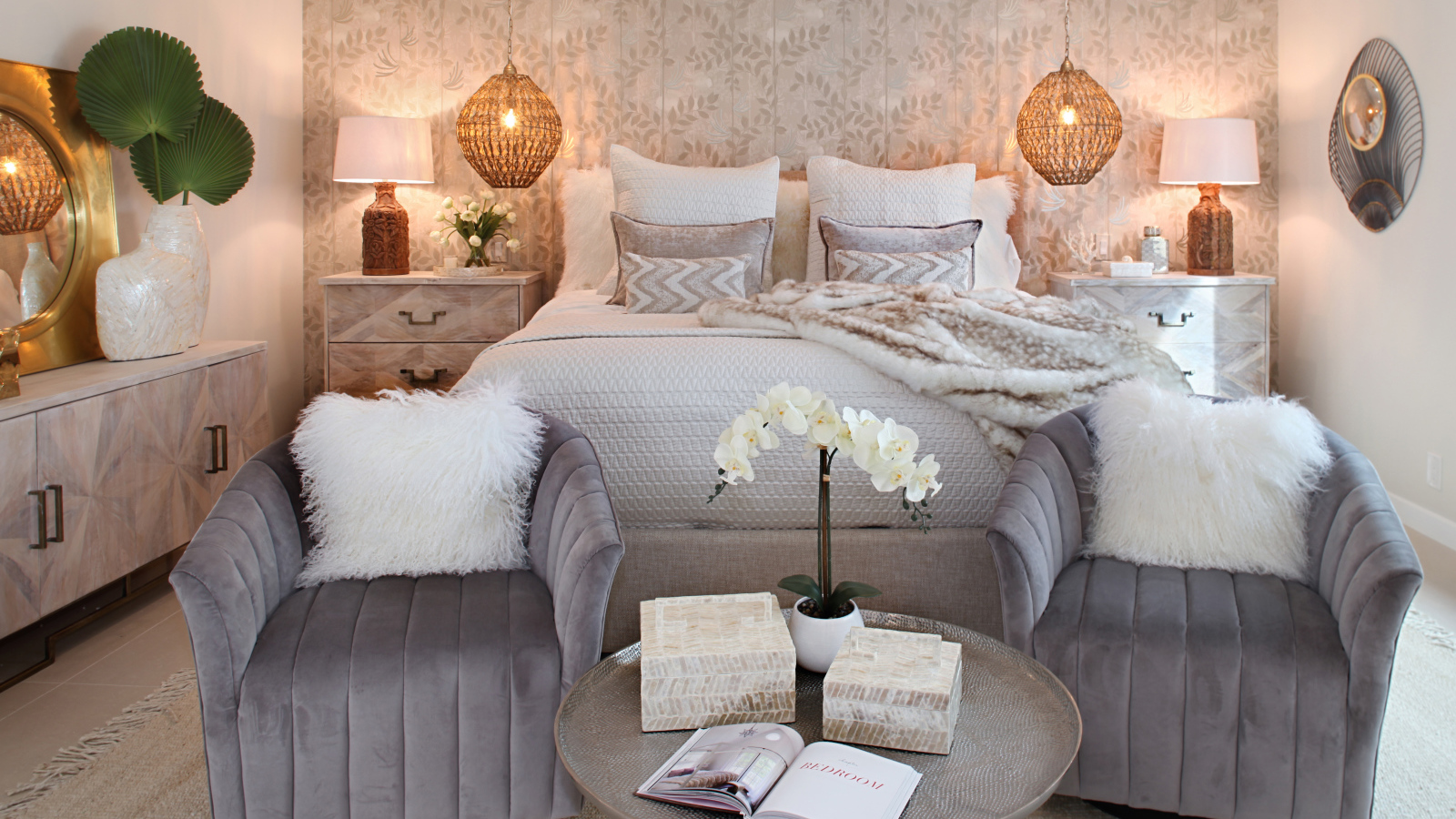 Интерьер спальни с большой кроватью и двумя креслами