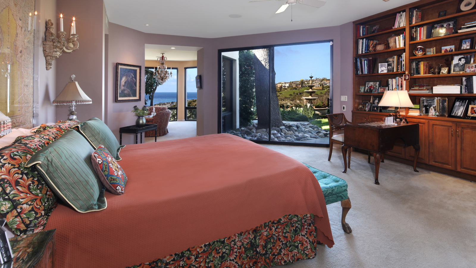 Спальня с большой коричневой кроватью и мебелью